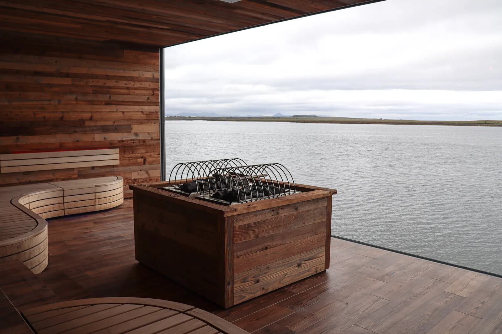 le sauna du Sky Lagoon et sa grande baie vitrée face à la mer