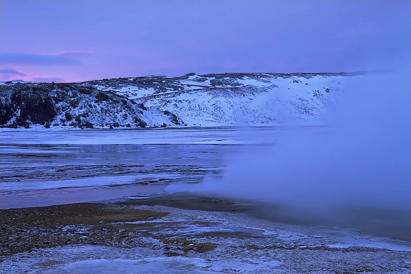 vapeur d’une source chaude au bord du lac Kleifarvatn, un matin d’hiver