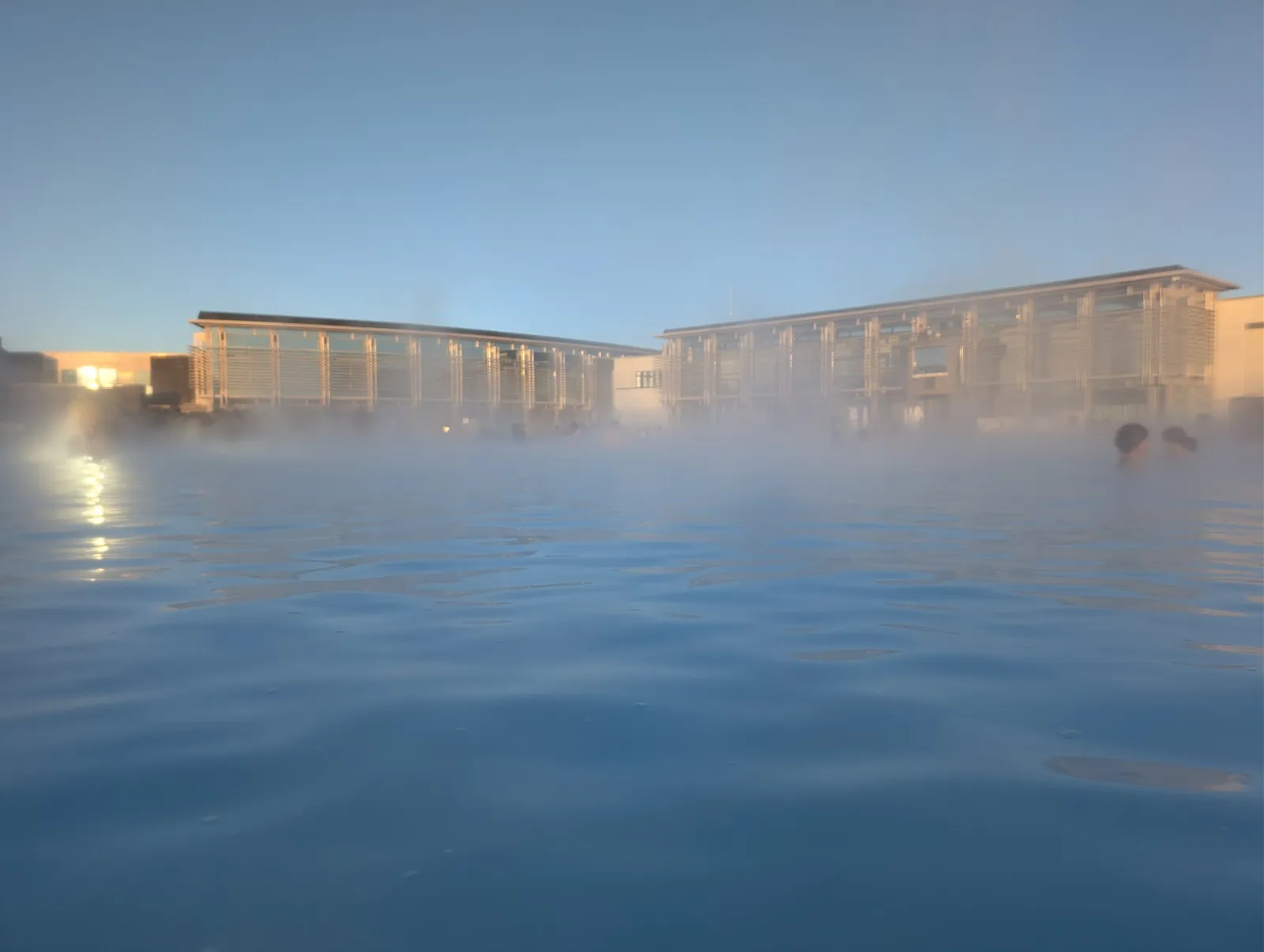 vapeur au-dessus du Blue Lagoon et de son bâtiment principal, en février