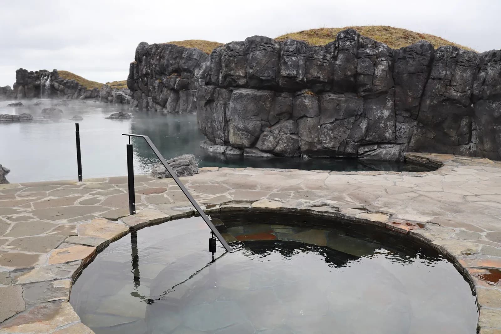 le bassin froid du Sky Lagoon, avec le lagon et ses falaises de lave en arrière-plan