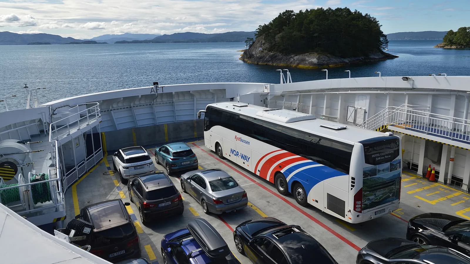 voitures et autocar à bord du ferry Halhjem-Sandvikvåg, sur le Bjørnafjord au sud de Bergen