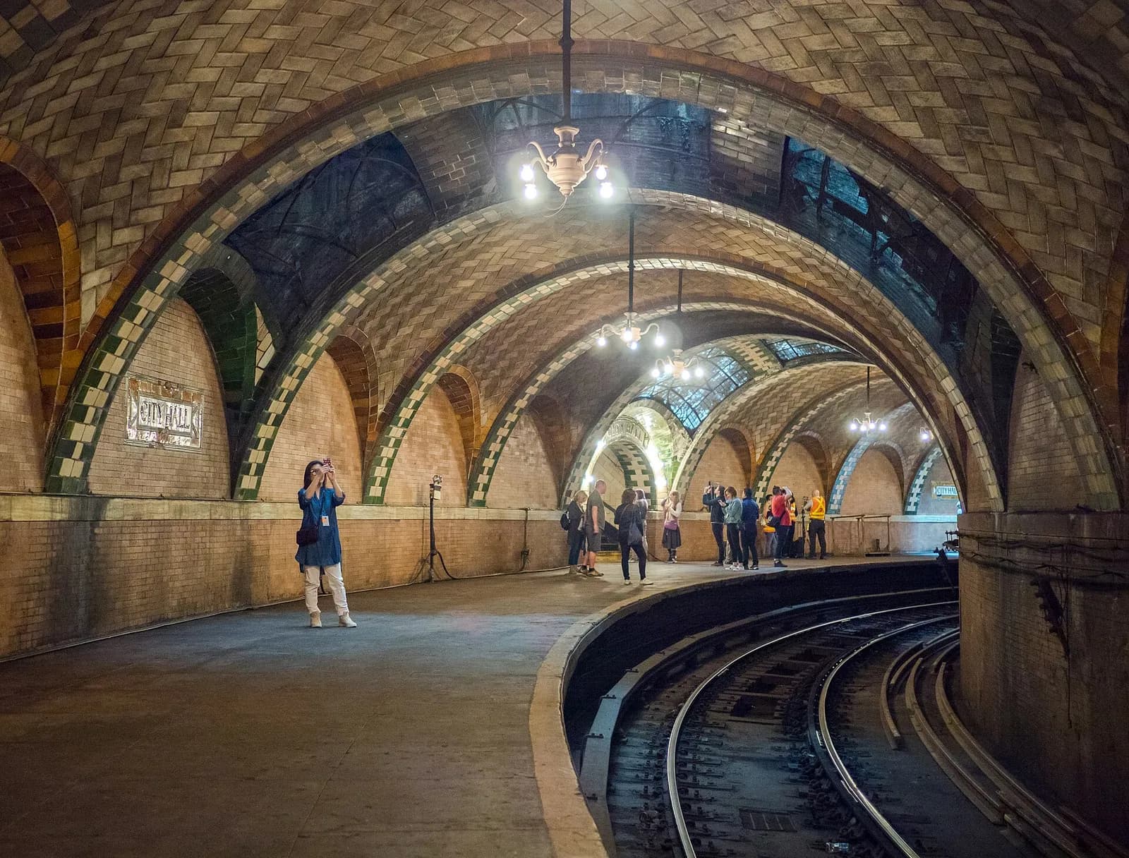 le quai courbe et les voûtes carrelées de l’ancienne station City Hall, fermée depuis 1945
