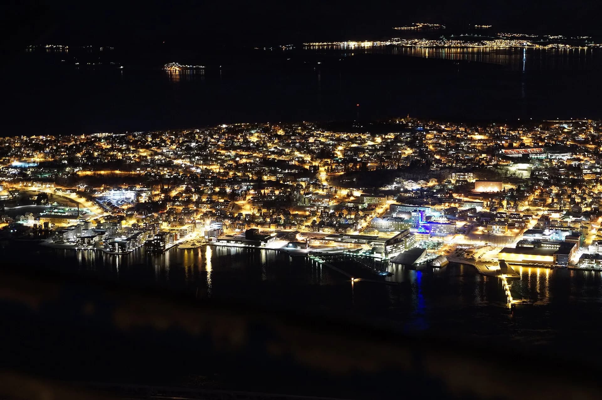 Le centre de Tromsø et son port illuminés en milieu d'après-midi, pendant la nuit polaire, vus du mont Storsteinen