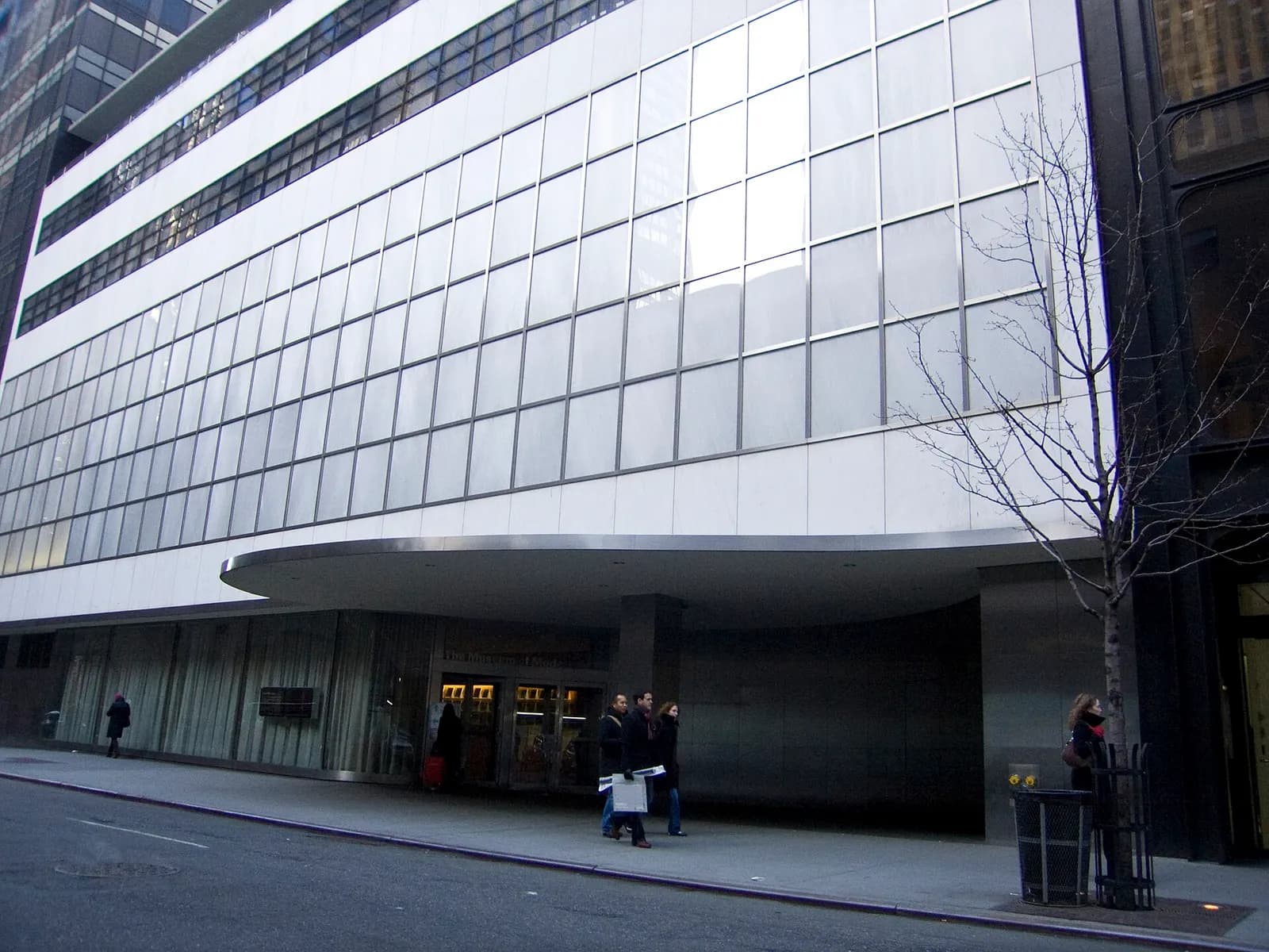 la façade de verre du MoMA sur la 53e Rue, à Manhattan, en hiver