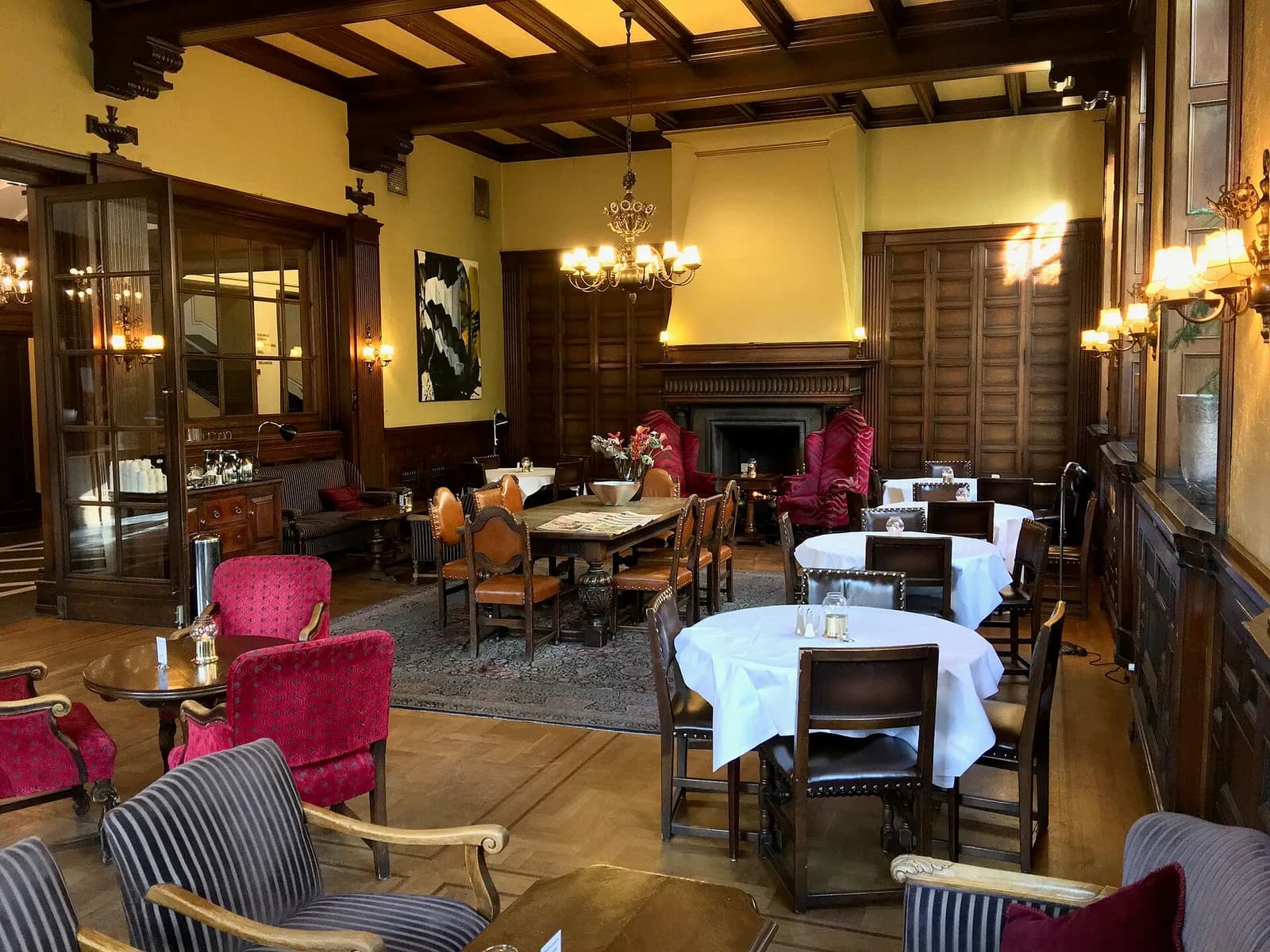 Le salon du bar du Grand Hotel Terminus, à Bergen, avec ses boiseries, ses lustres et sa cheminée, en 2017