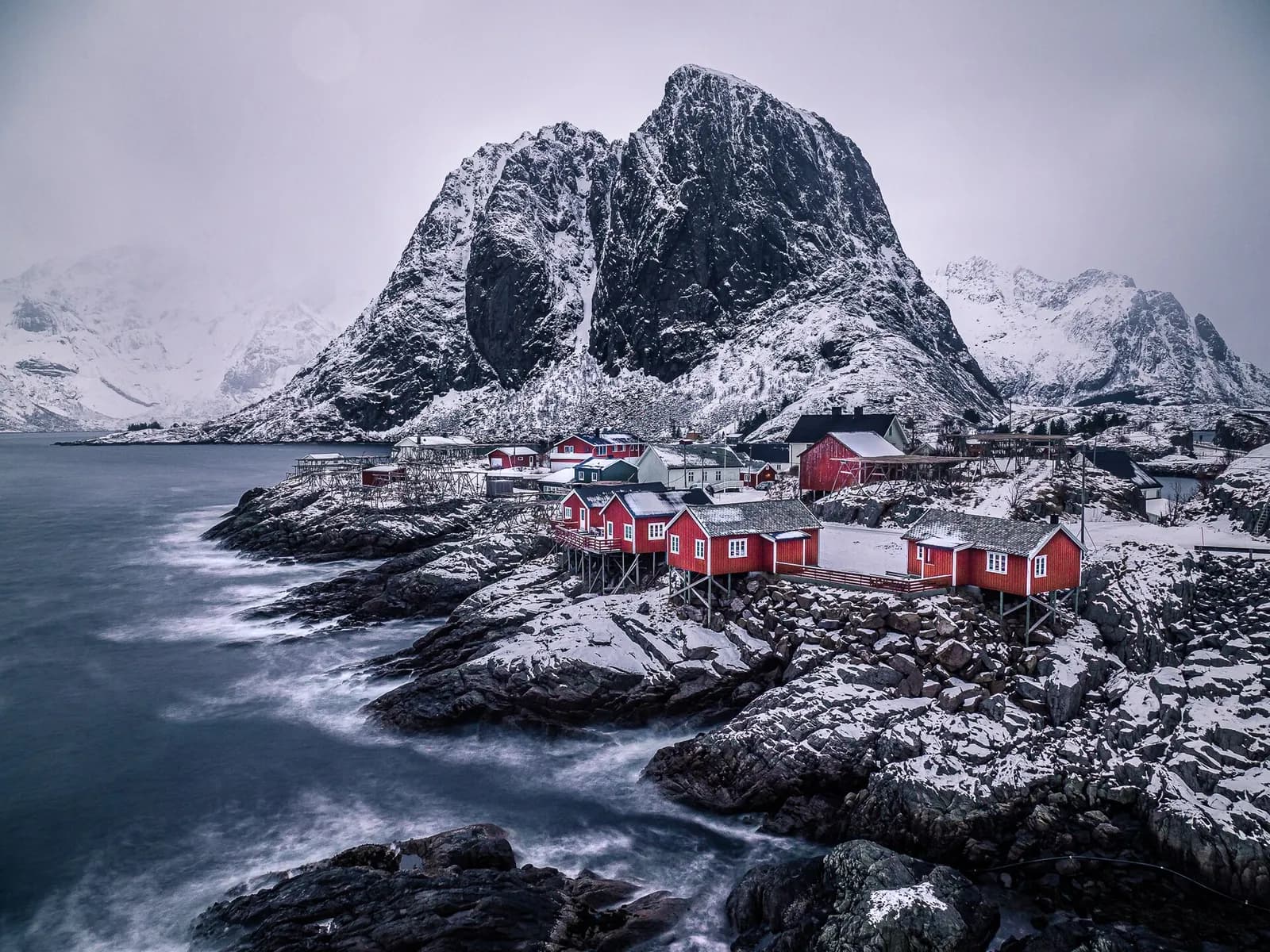 Cabanes de pêcheurs rouges de Hamnøy sous la neige, aux Lofoten, en février