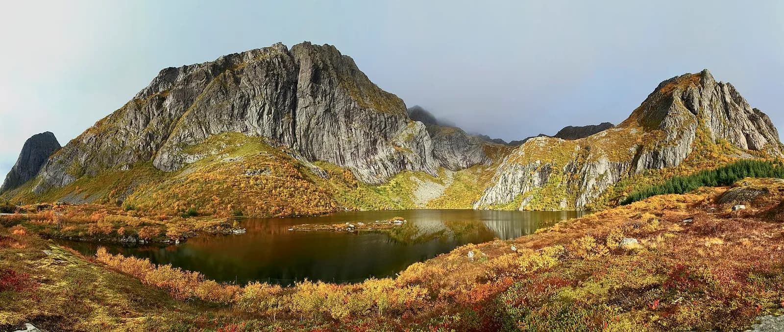 Couleurs d'automne autour du lac Vassdalsvatnet, sur l'île de Moskenesøya aux Lofoten, fin septembre