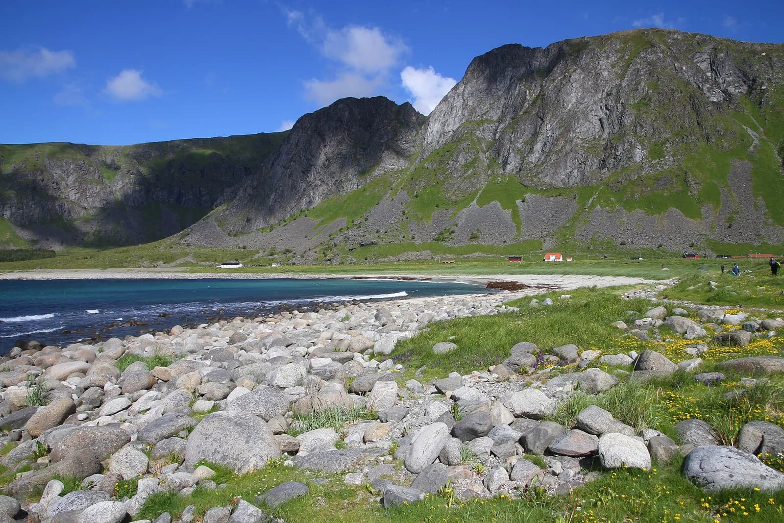 La plage de galets d'Unstad, spot de surf arctique sur l'île de Vestvågøy, aux Lofoten