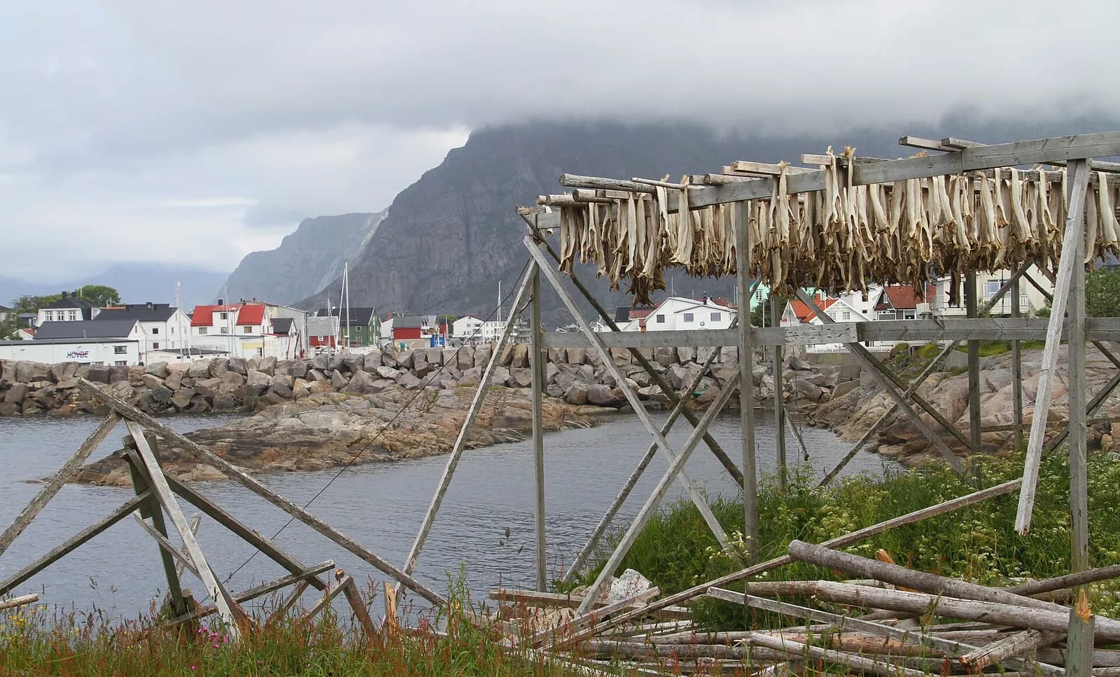 Séchoirs à morue au bord de l'eau à Henningsvær, aux Lofoten