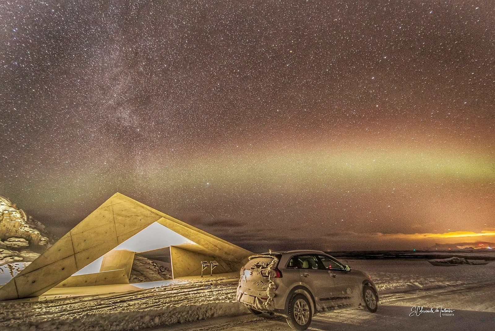 Aurore boréale au-dessus de l'abri en béton de l'aire de Bukkekjerka, sur la route d'Andøya, sous la neige en janvier
