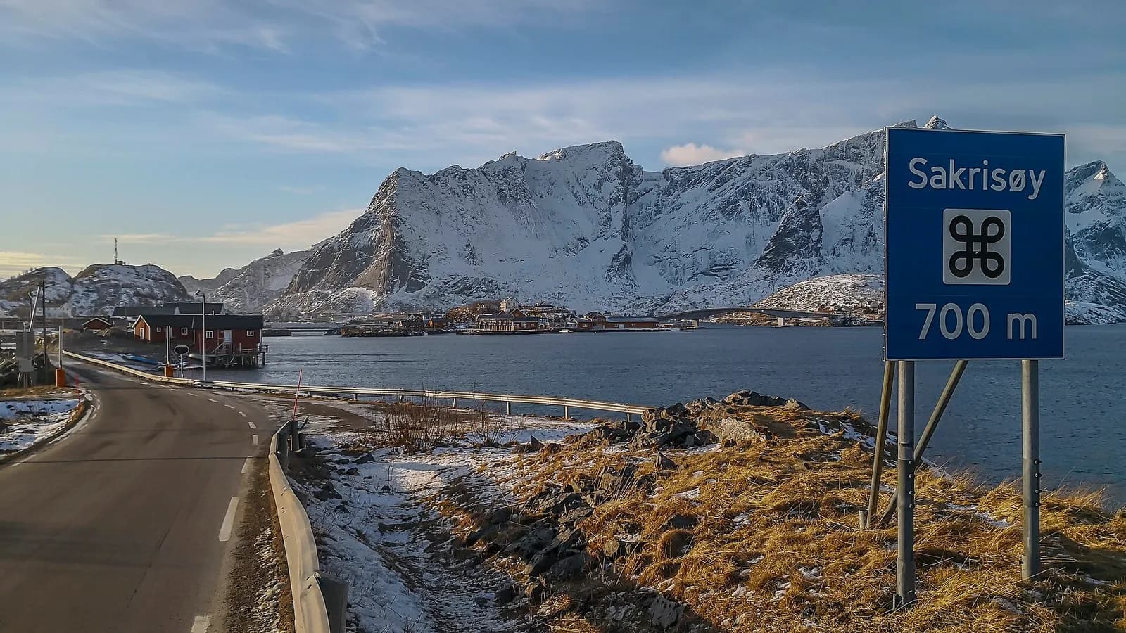 La route E10 à l'approche de Sakrisøy, sur l'île de Moskenesøya, en mars