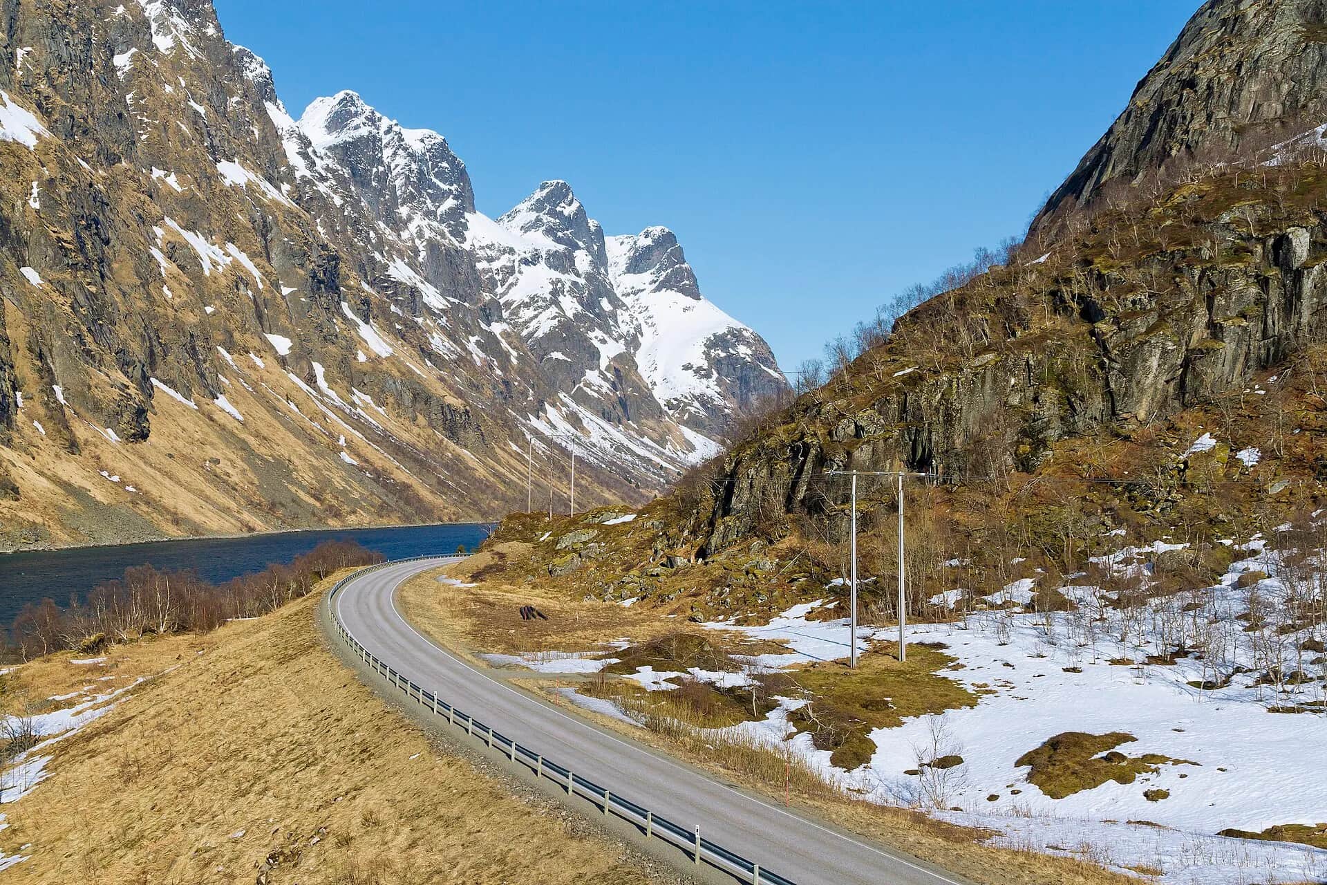 La route E10 (Lofast) au bord de l'Ingelsfjorden, sur la route des Lofoten, en avril