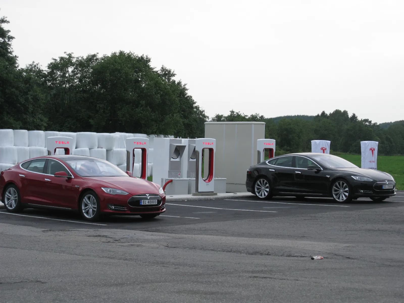 Deux Tesla Model S en charge sur un superchargeur Tesla en Norvège, en 2014