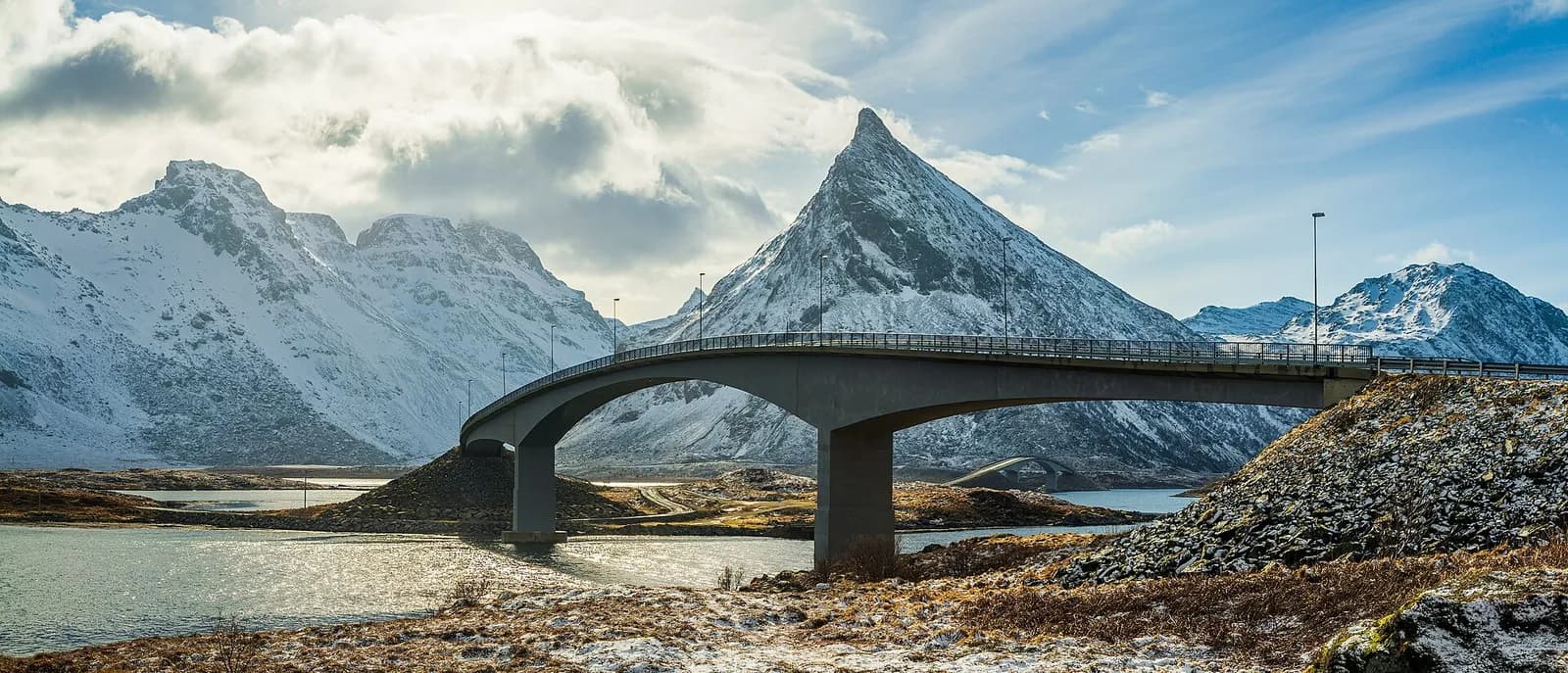 Les ponts de Fredvang et le mont Volandstinden, sur l'île de Flakstadøya, en avril