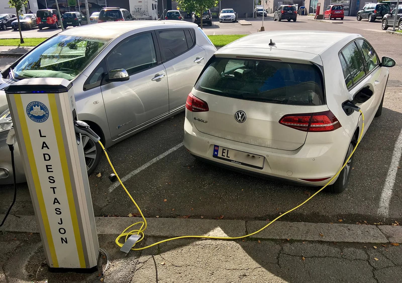 Une Nissan Leaf et une Volkswagen e-Golf en charge sur une borne publique de Tønsberg, en Norvège