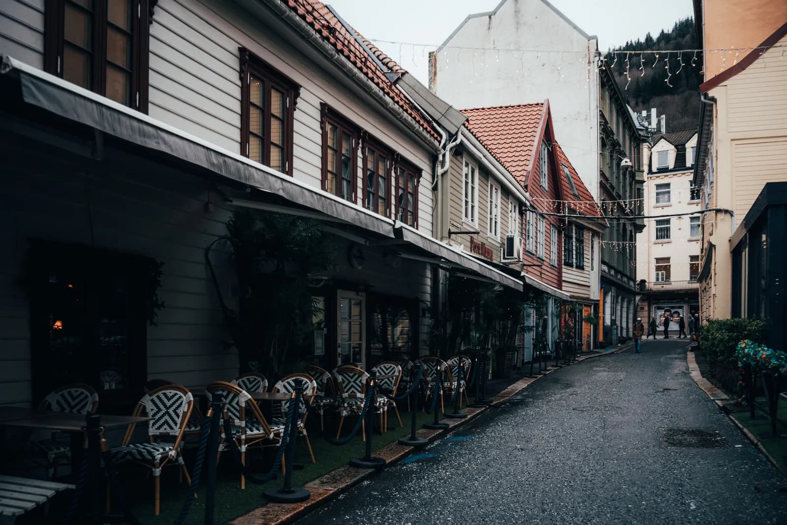 Terrasses de restaurants le long d'une ruelle en bois du centre de Bergen, en février