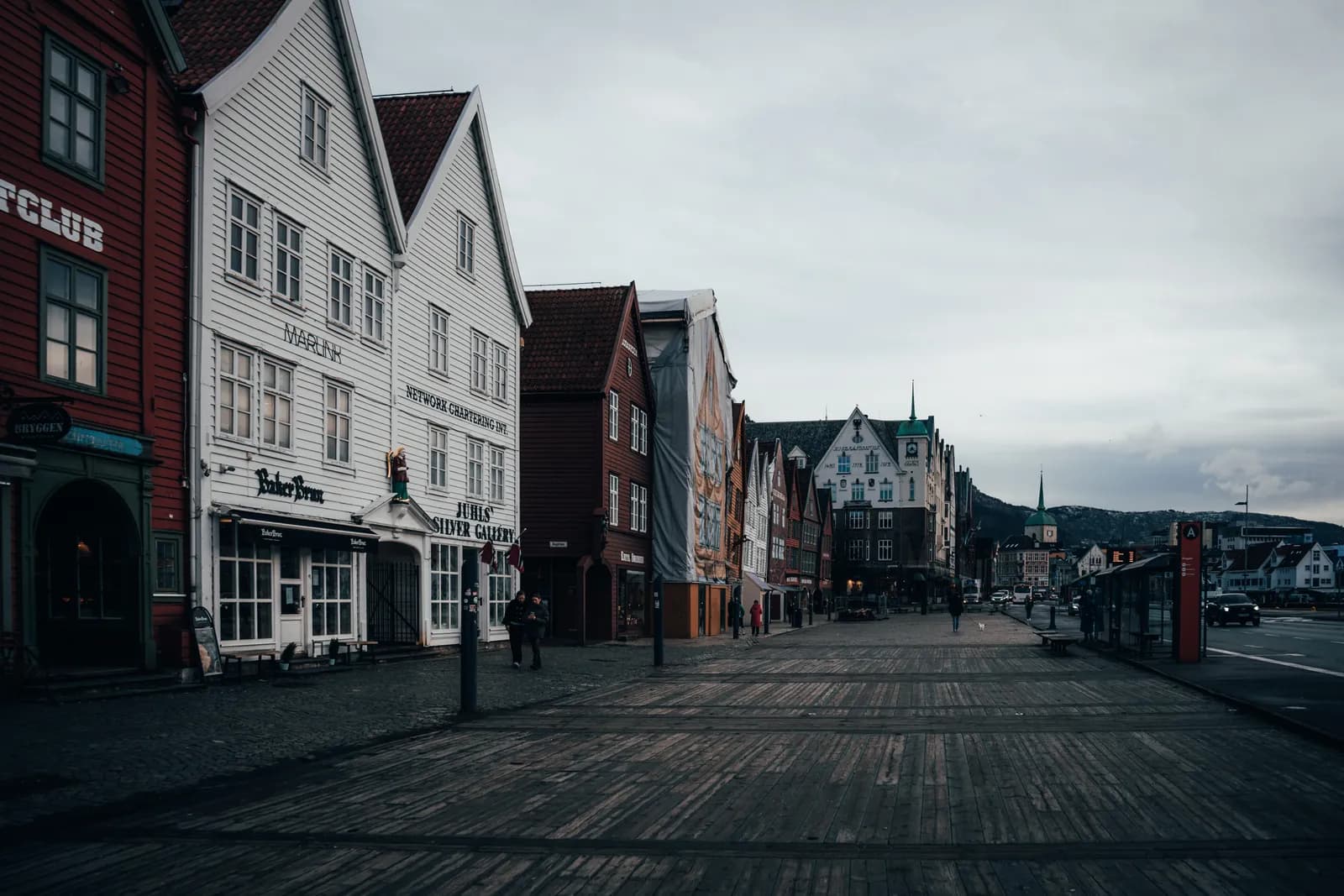 Les façades en bois de Bryggen et leur quai, à Bergen, un jour gris de février