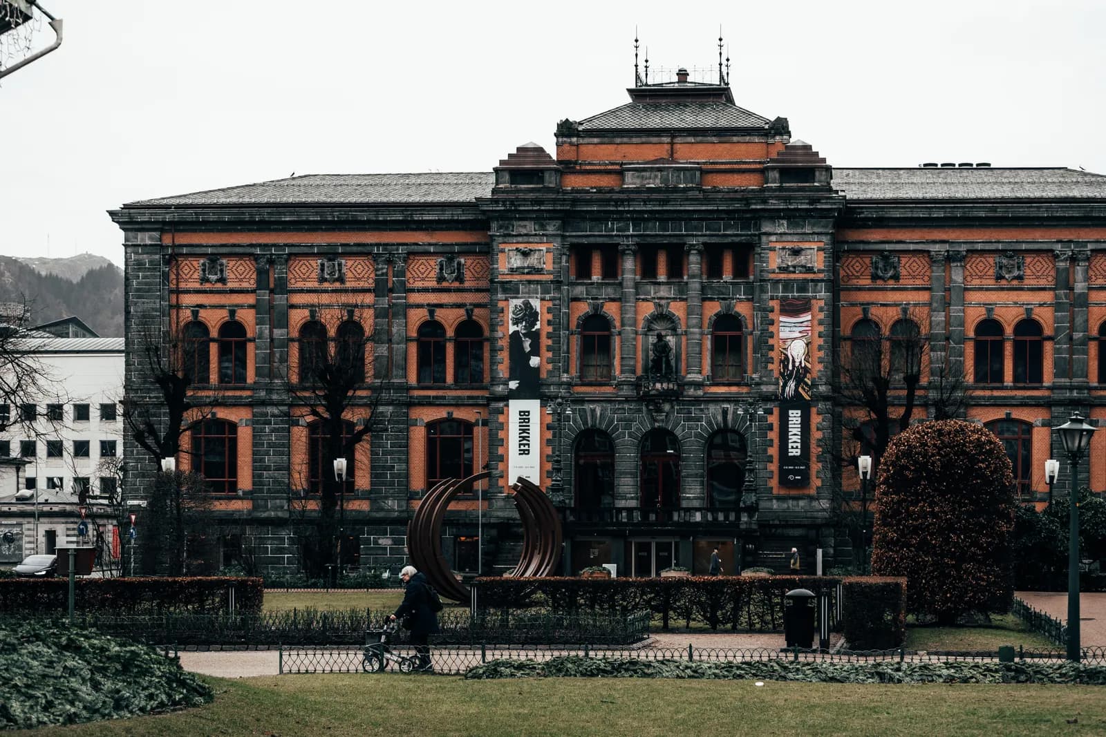 Le bâtiment Permanenten, l'un des musées d'art KODE, au bord du parc de Byparken à Bergen, en février