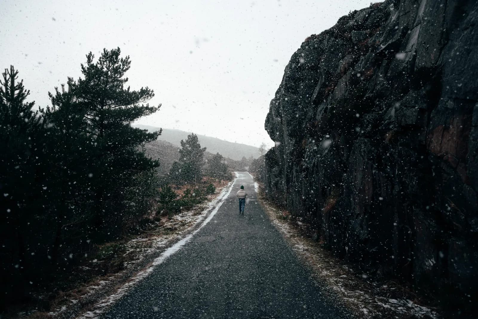 petite route sous la neige, lors d’un road trip dans les îles autour de Bergen, en février
