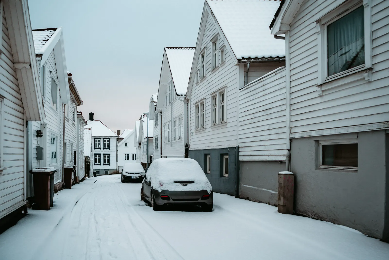 rue enneigée de Stavanger et voitures couvertes de neige, en décembre
