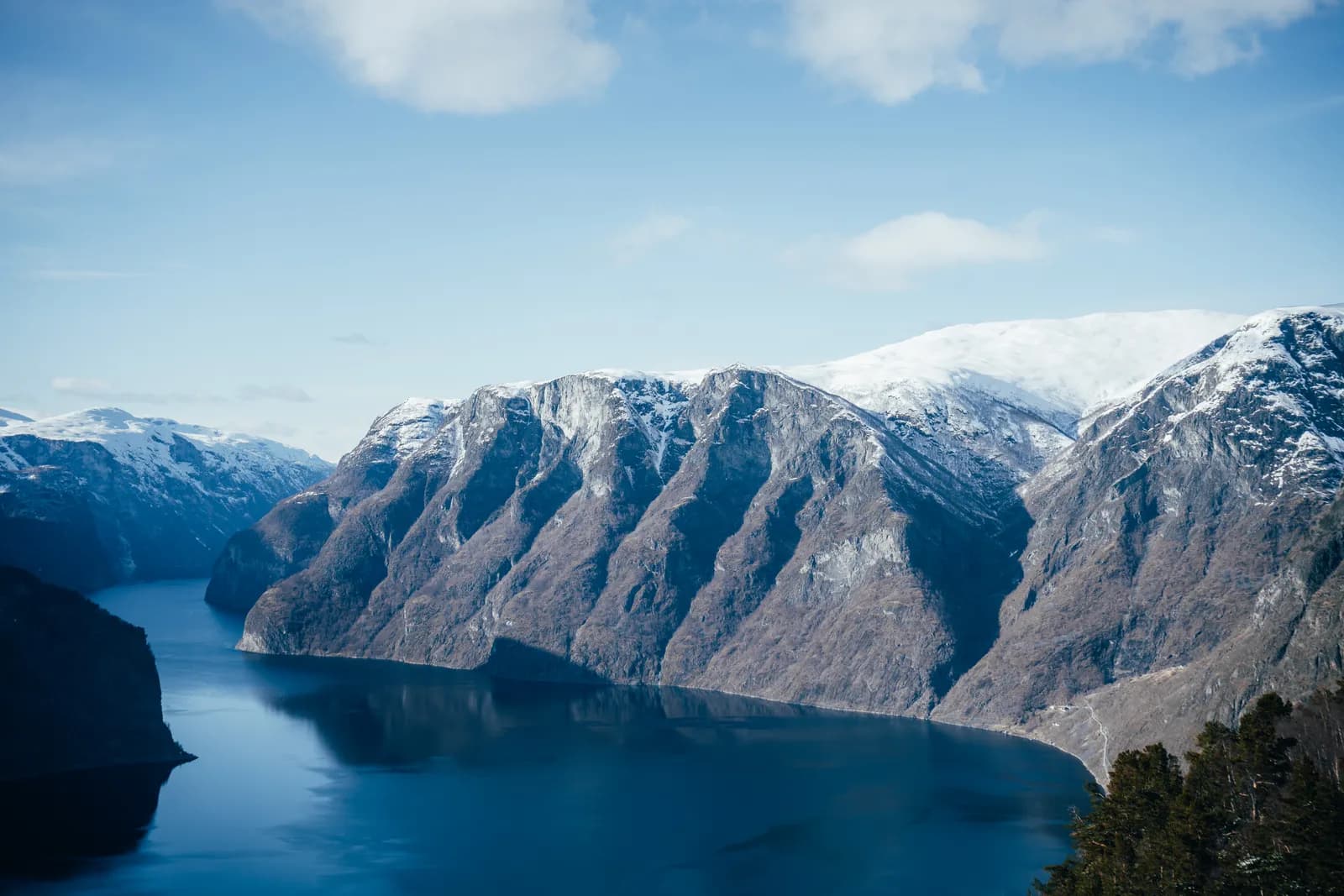 l’Aurlandsfjord vu du belvédère de Stegastein, sur la route touristique de l’Aurlandsfjellet, fin mars