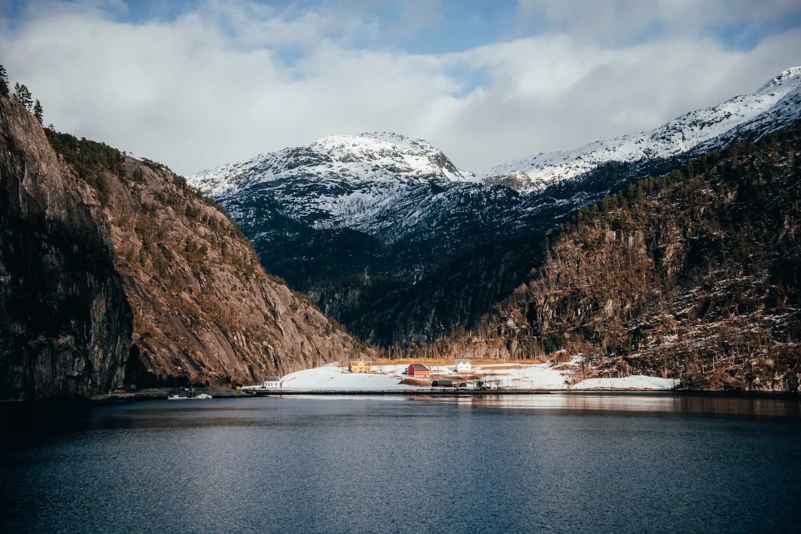 falaises et sommets enneigés au bord de l’Osterfjord, par un matin clair de mars