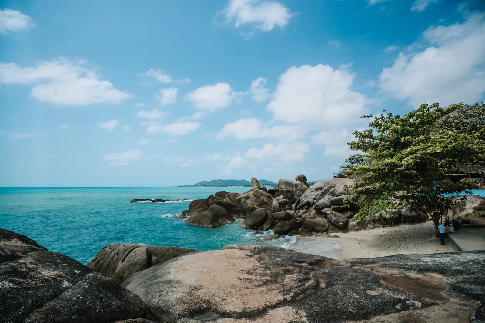 Rochers de granit au bord d’une mer turquoise, sur la côte de Koh Samui, début mars 2024