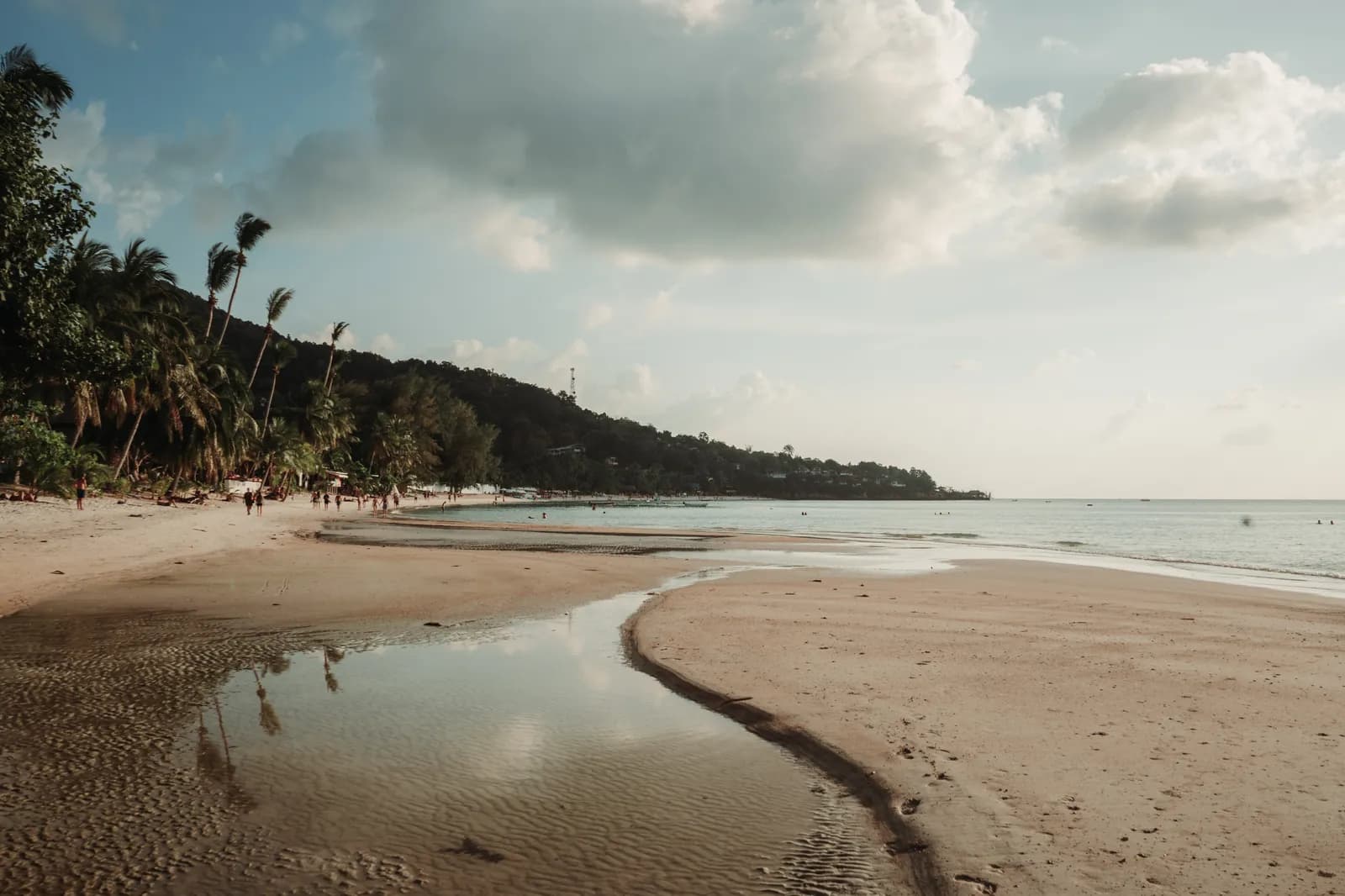 La baie de Haad Yao à marée basse, sur l’île voisine de Koh Phangan, fin février 2024