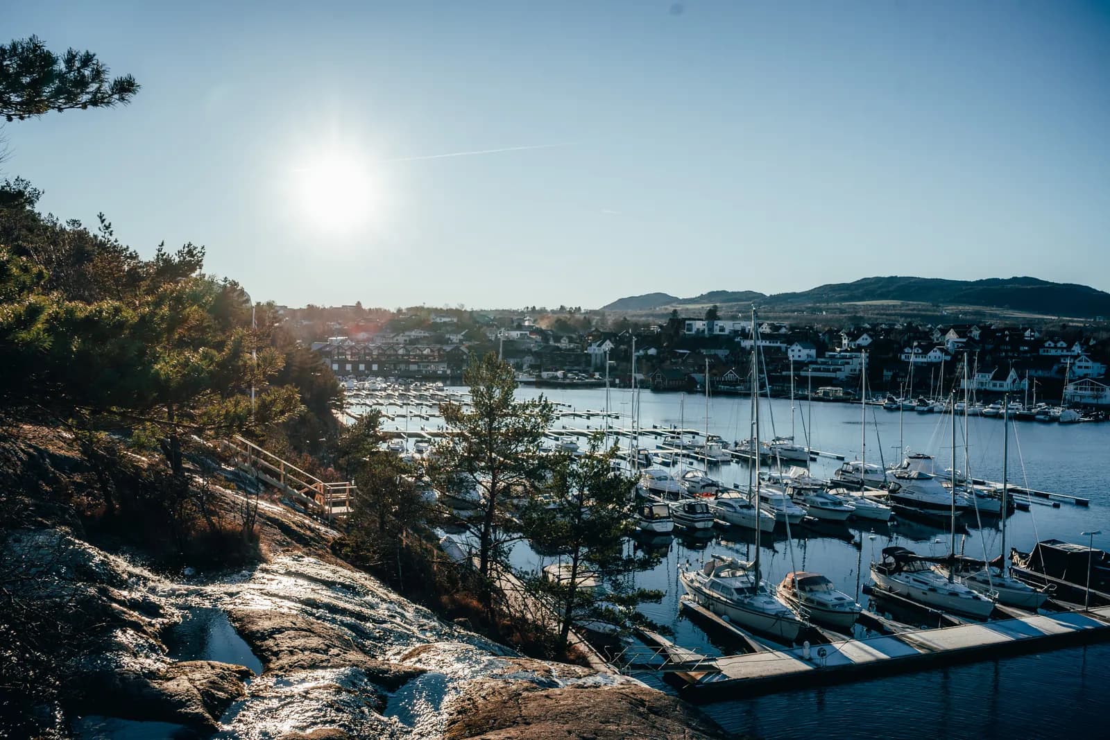 Port de plaisance d’Hommersåk sous le soleil bas de décembre