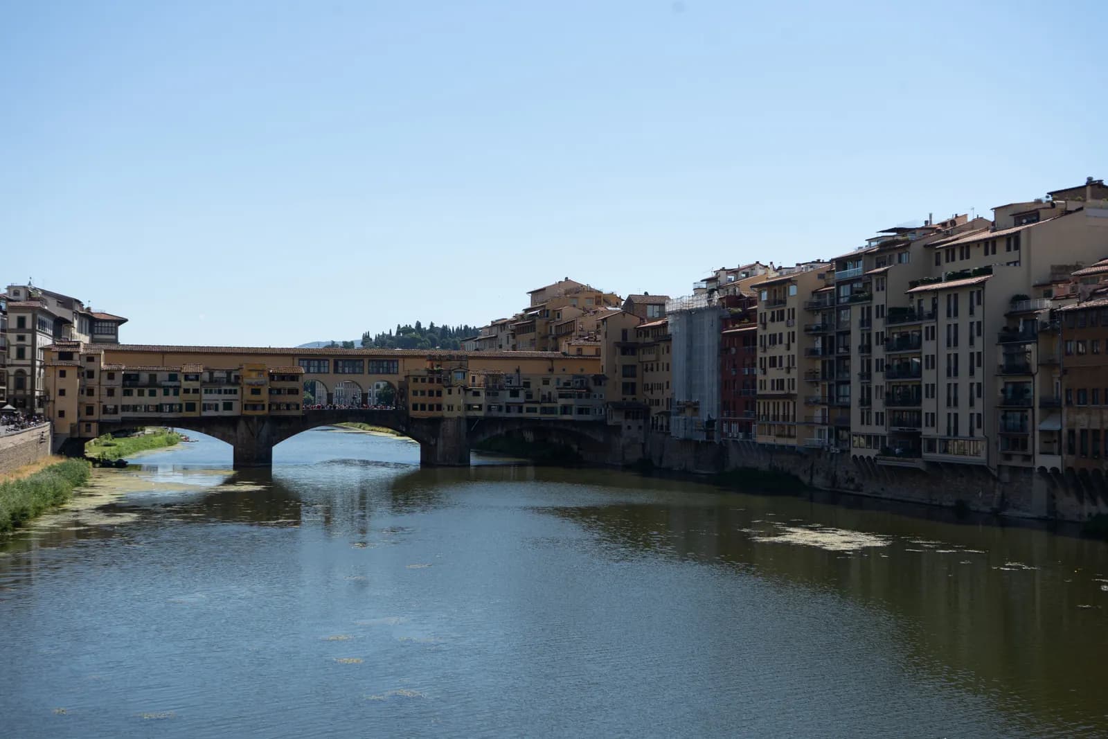 Le Ponte Vecchio et les maisons colorées au bord de l’Arno, en août 2022