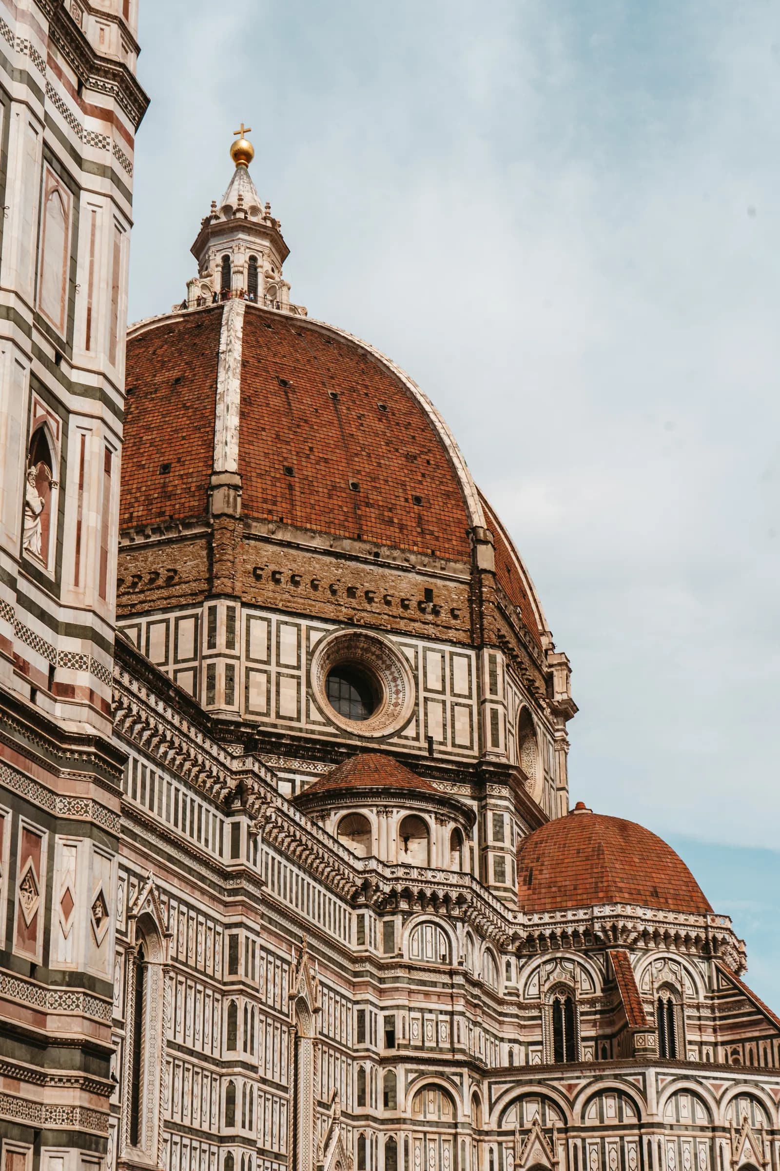 La coupole de Brunelleschi et la façade de marbre du Duomo de Florence, en août 2022