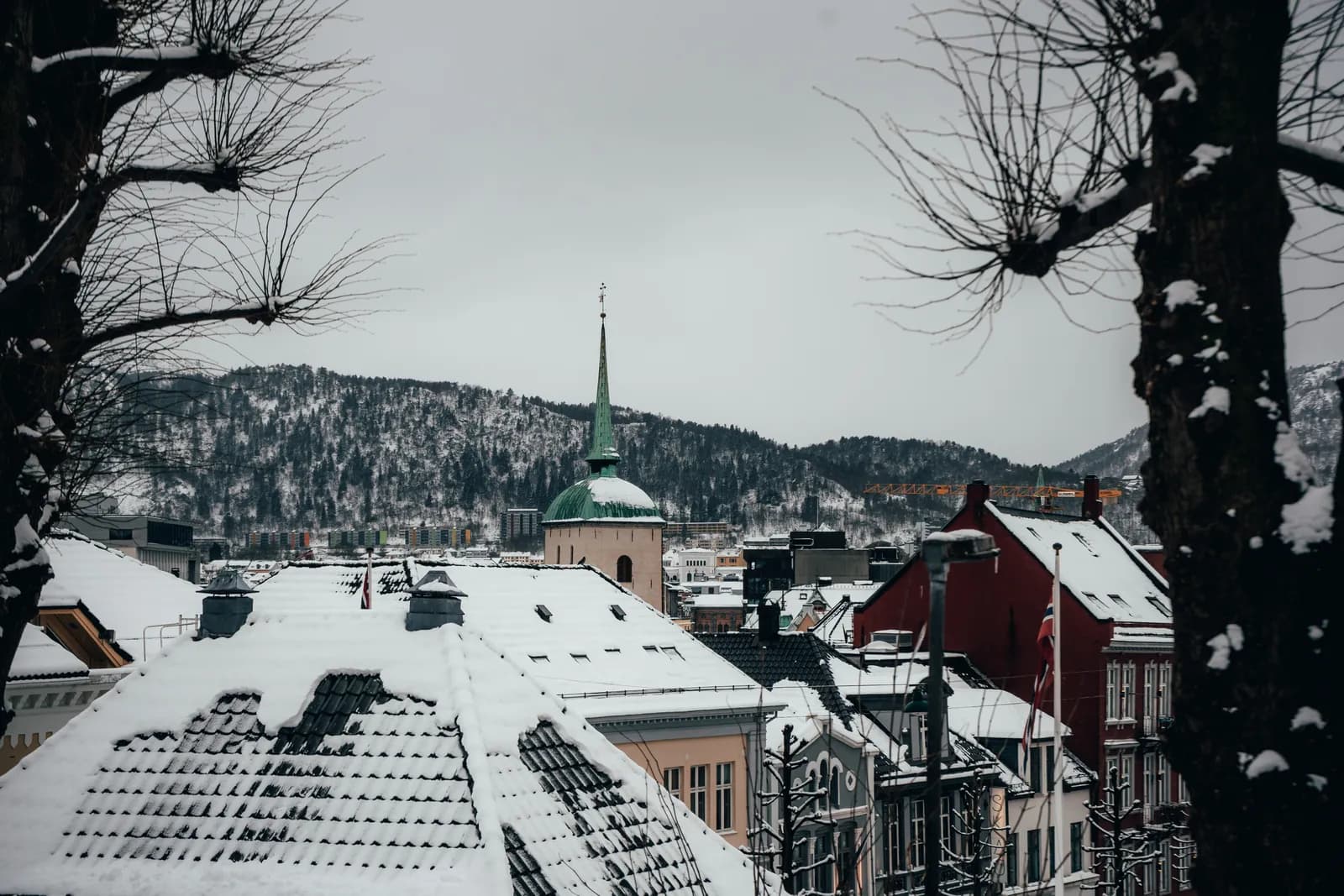 Toits enneigés et clocher du centre de Bergen, le 11 mars 2023