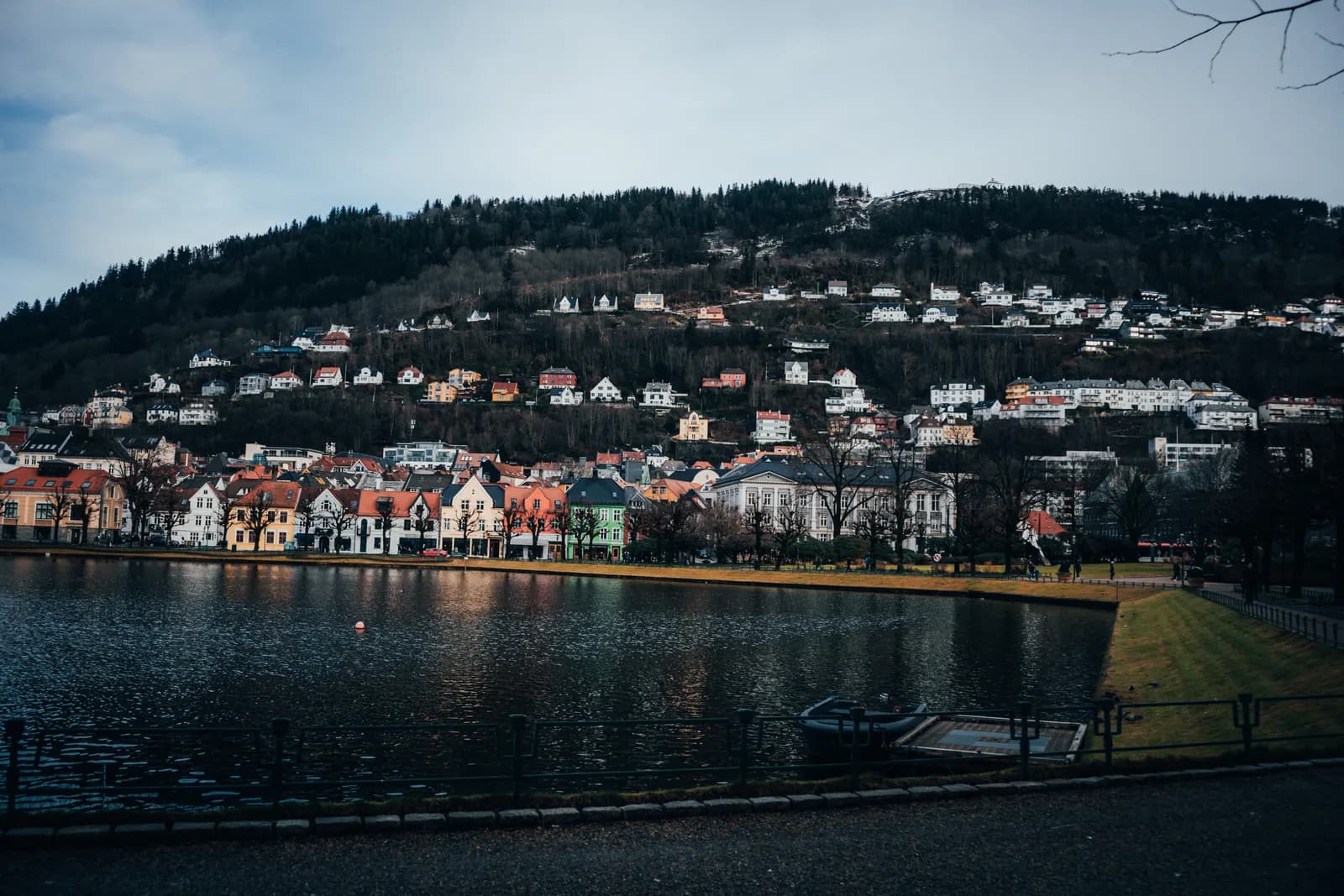 Le lac Lille Lungegårdsvann et les maisons à flanc de colline, au centre de Bergen, le 1er février 2023