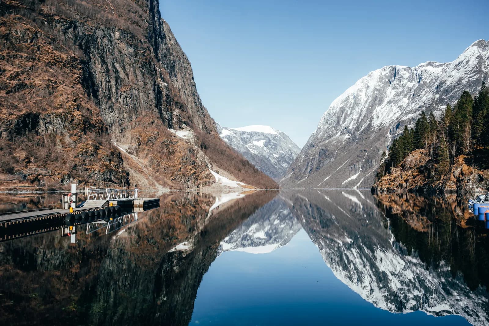 Le Nærøyfjord à Gudvangen, montagnes enneigées reflétées dans l'eau calme, le 26 mars 2023