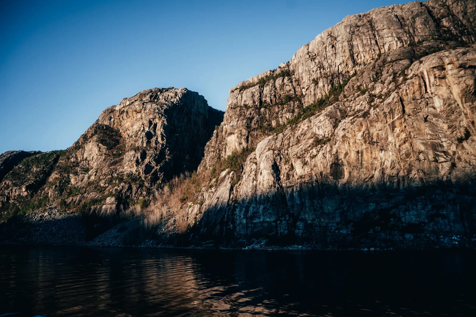 Falaises du Lysefjord dans la lumière basse de décembre, vues du bateau, le 3 décembre 2022