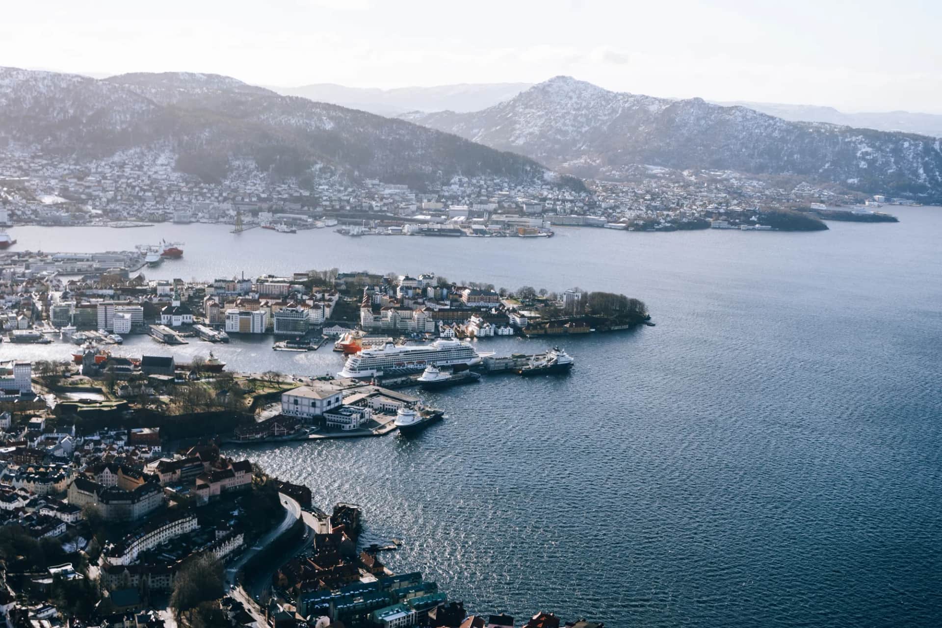 Le port de Bergen et la presqu'île de Nordnes vus des hauteurs enneigées de Sandviken, le 24 février 2023