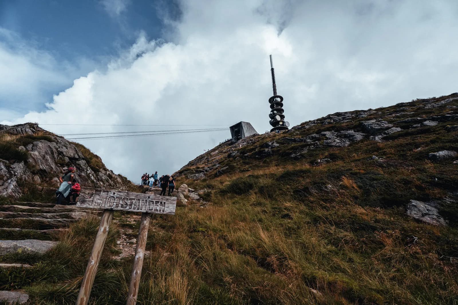 L'antenne au sommet d'Ulriken et le haut du sentier, le 11 août 2024