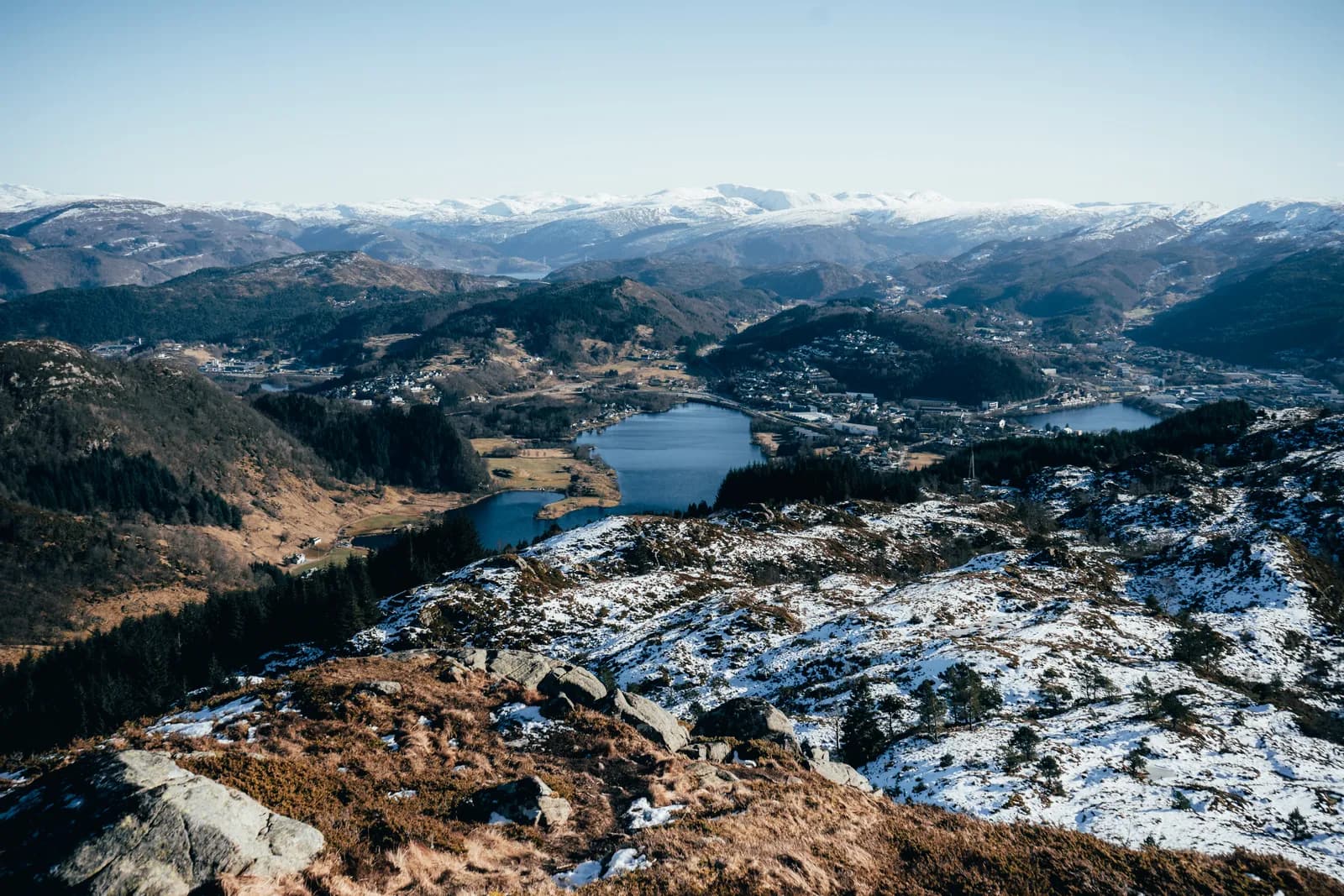 Lacs et collines enneigées vus du sommet de Høgstefjellet, le 1er mars 2023