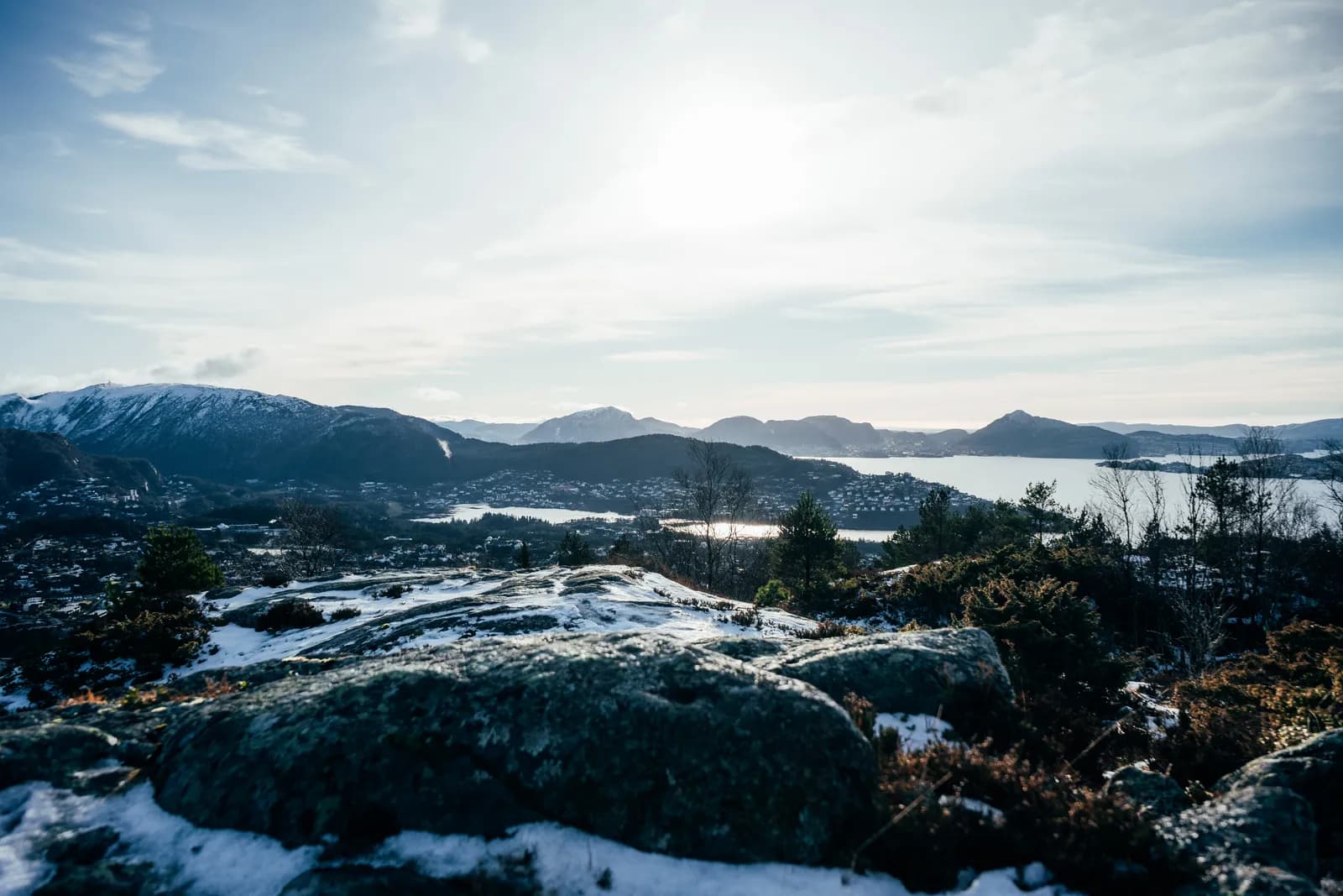 Plaques de neige sur la lande de Geitanuken, avec vue sur les fjords au nord de Bergen, le 3 février 2023