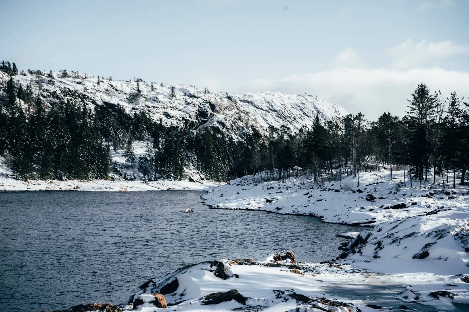 Un lac du plateau de Sandviksfjellet entouré de neige, le 24 février 2023