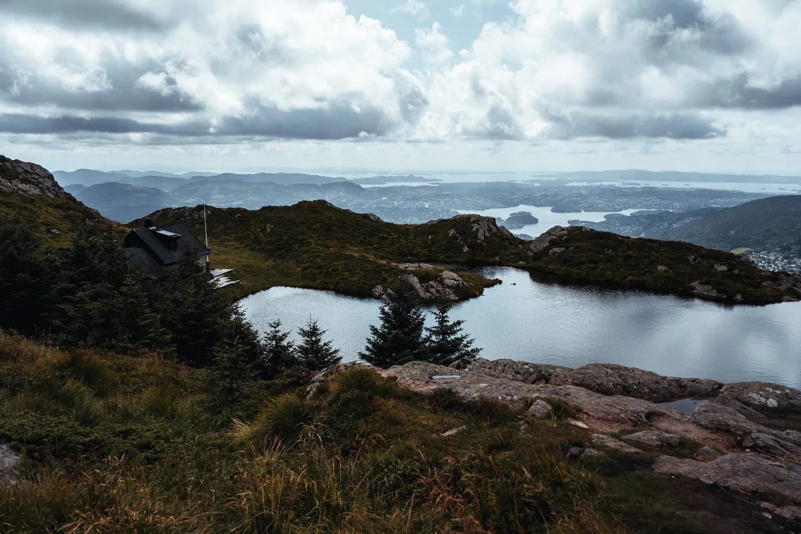 Un lac sur le plateau de Vidden, entre Ulriken et Fløyen, en août 2024