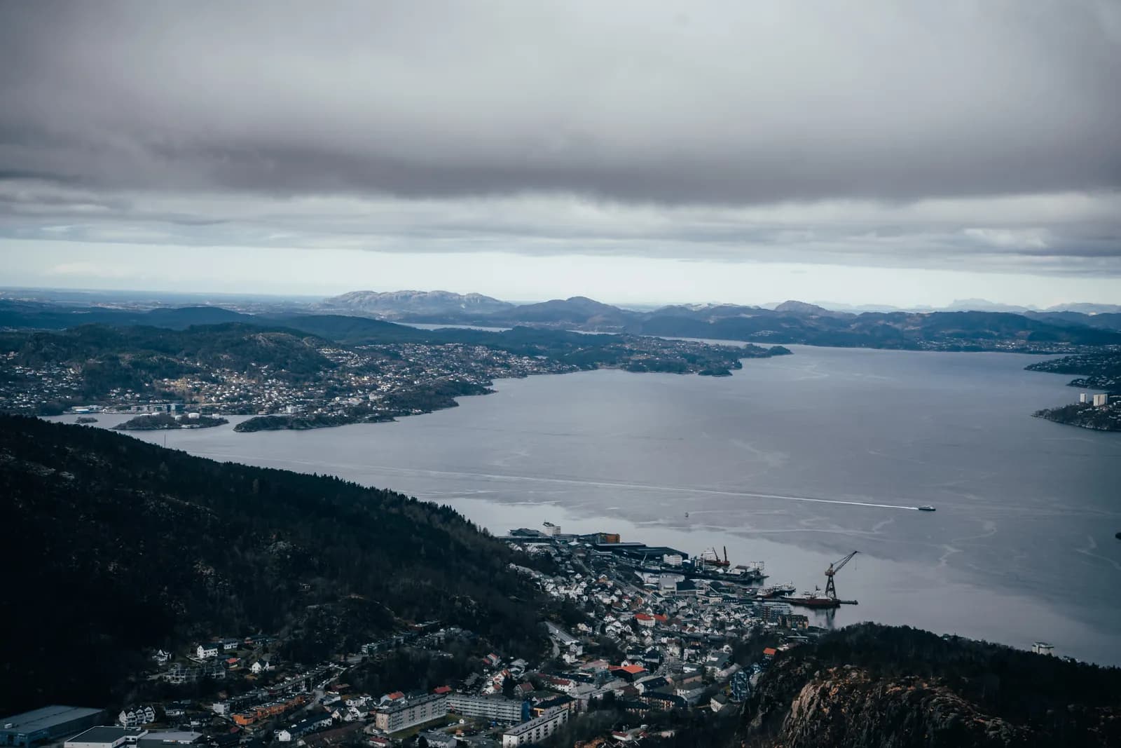 Bergen et le Puddefjord vus du sommet de Løvstakken, sous un ciel bas, le 25 mars 2023