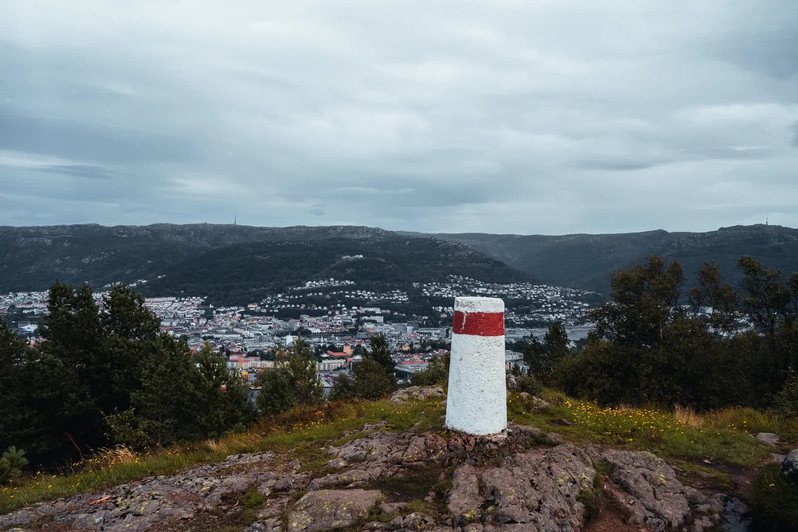 La borne du sommet de Lyderhorn face à Bergen, le 6 août 2024