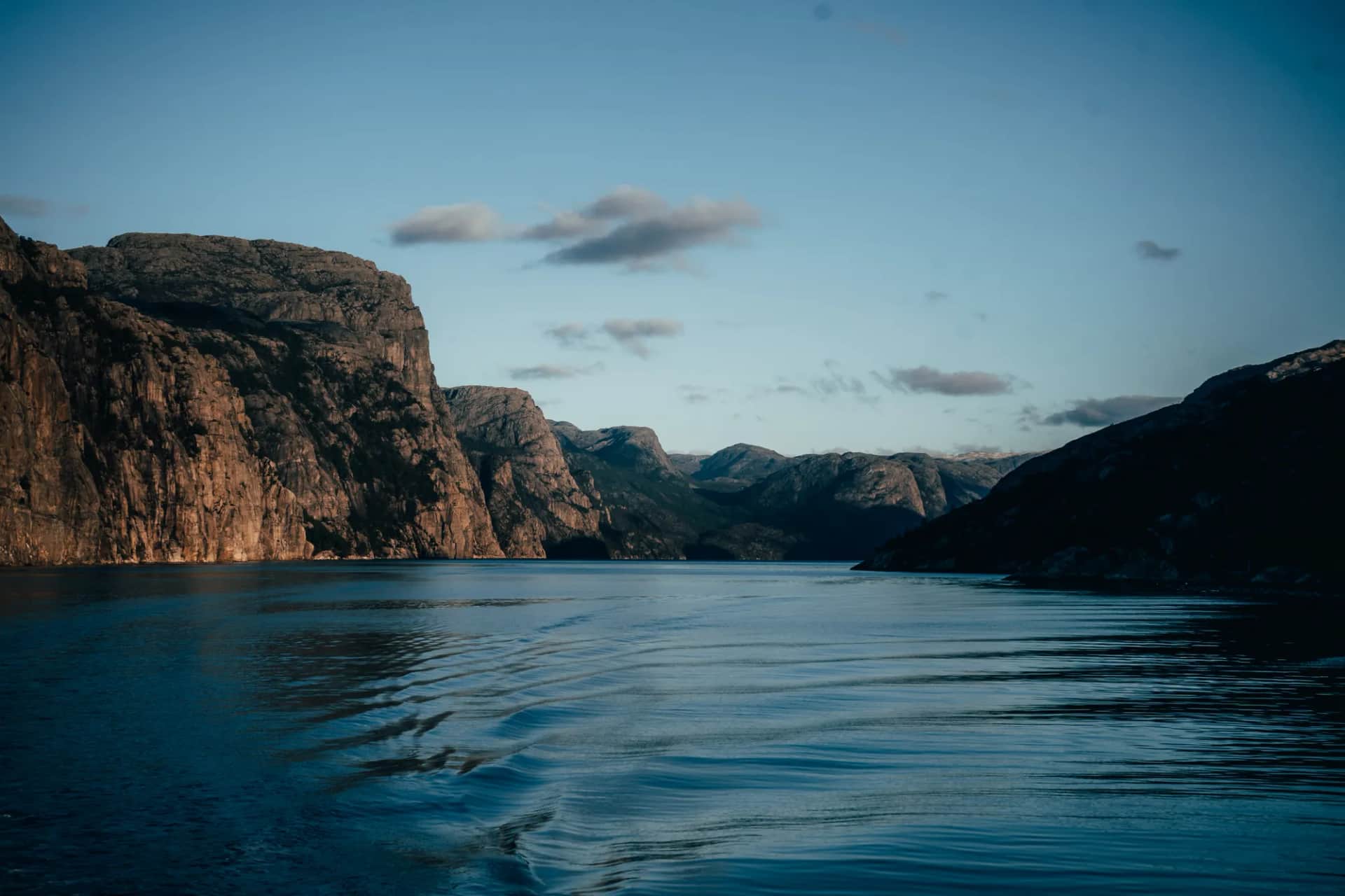 Falaises du Lysefjord au soleil d'hiver, près de Stavanger, en décembre 2022