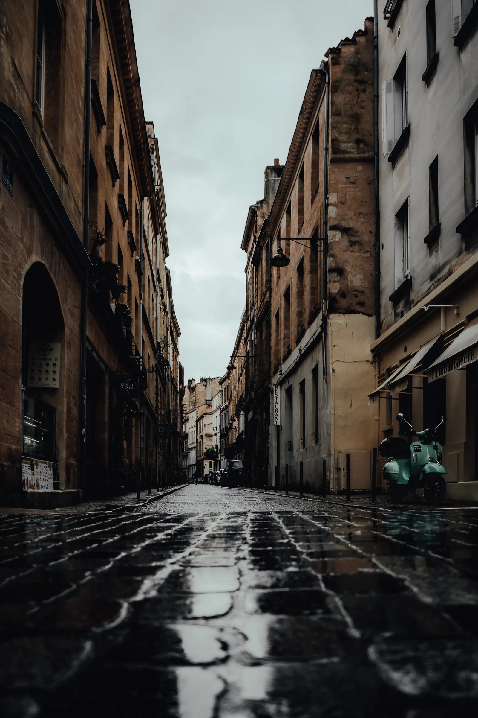 Rue pavée et mouillée du centre de Bordeaux, en mai 2021