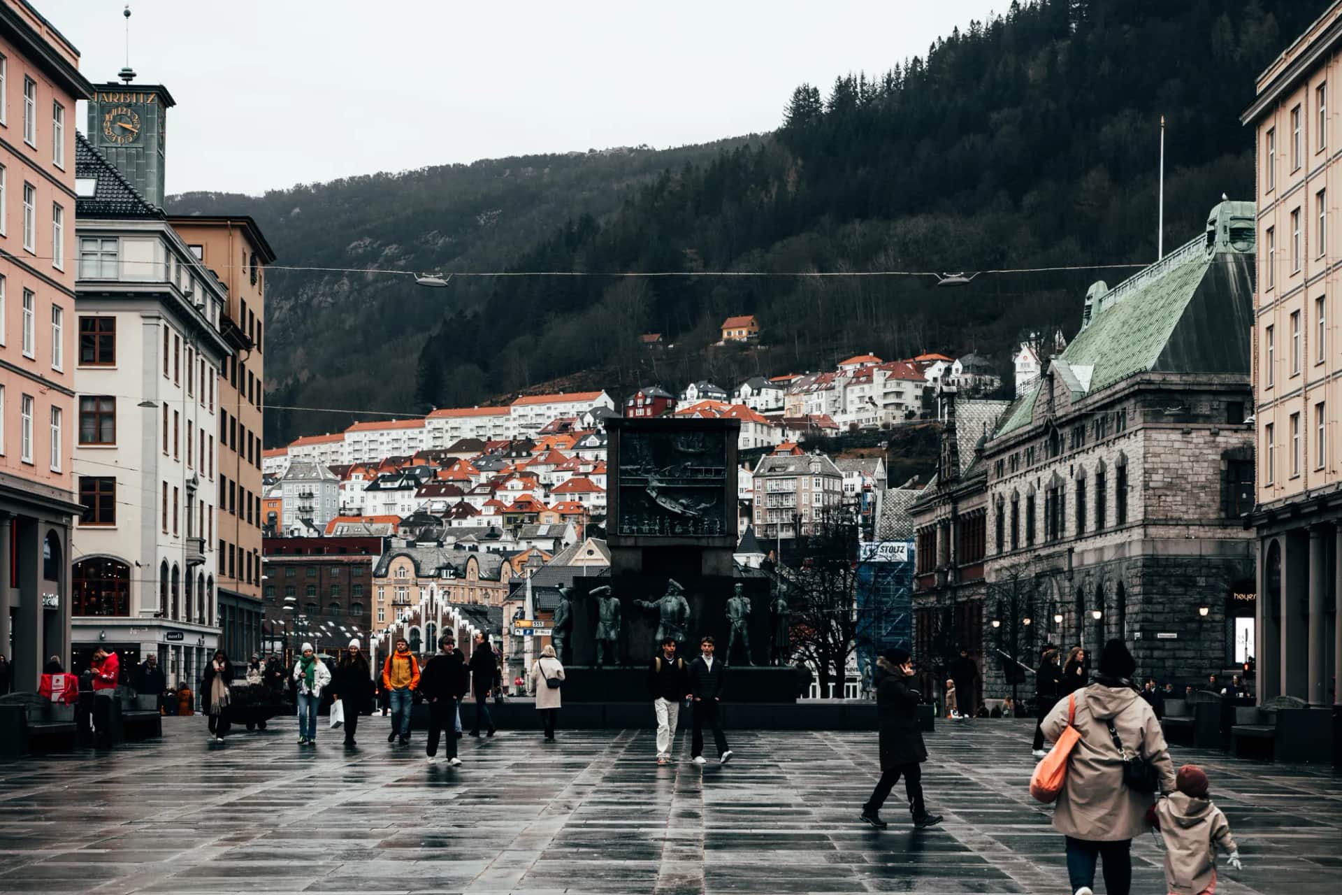 la place Torgallmenningen, au centre de Bergen, un jour de pluie en février