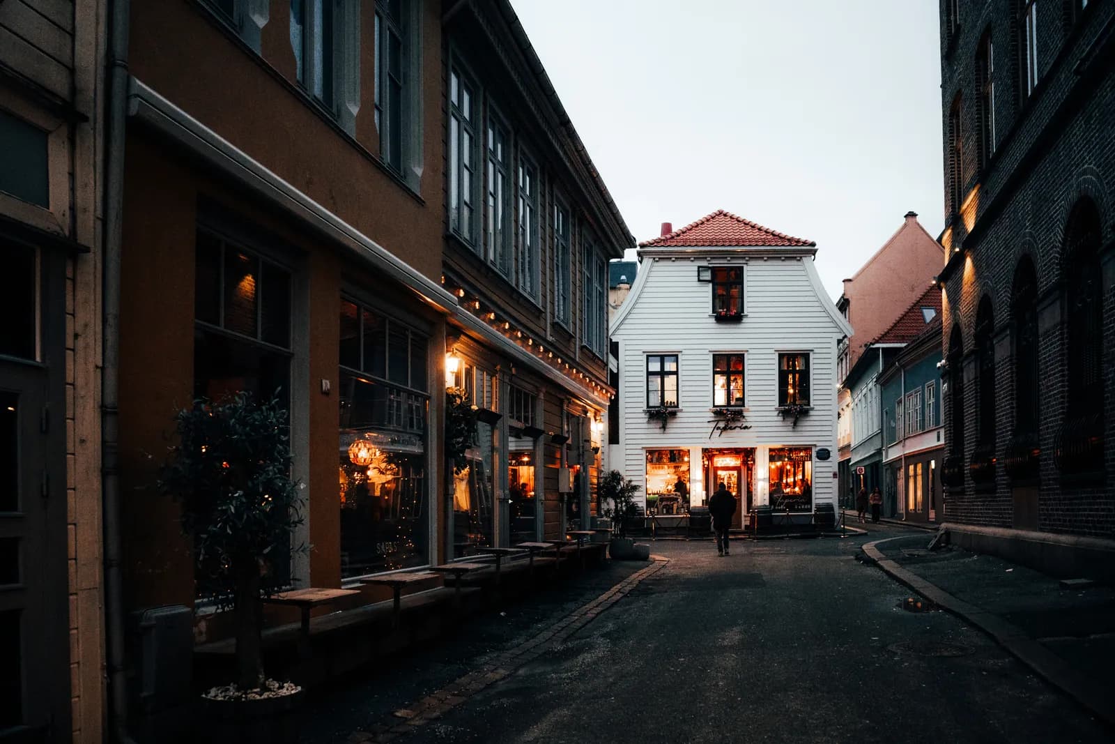 rue du centre de Bergen à la tombée de la nuit, en février, avec ses restaurants éclairés