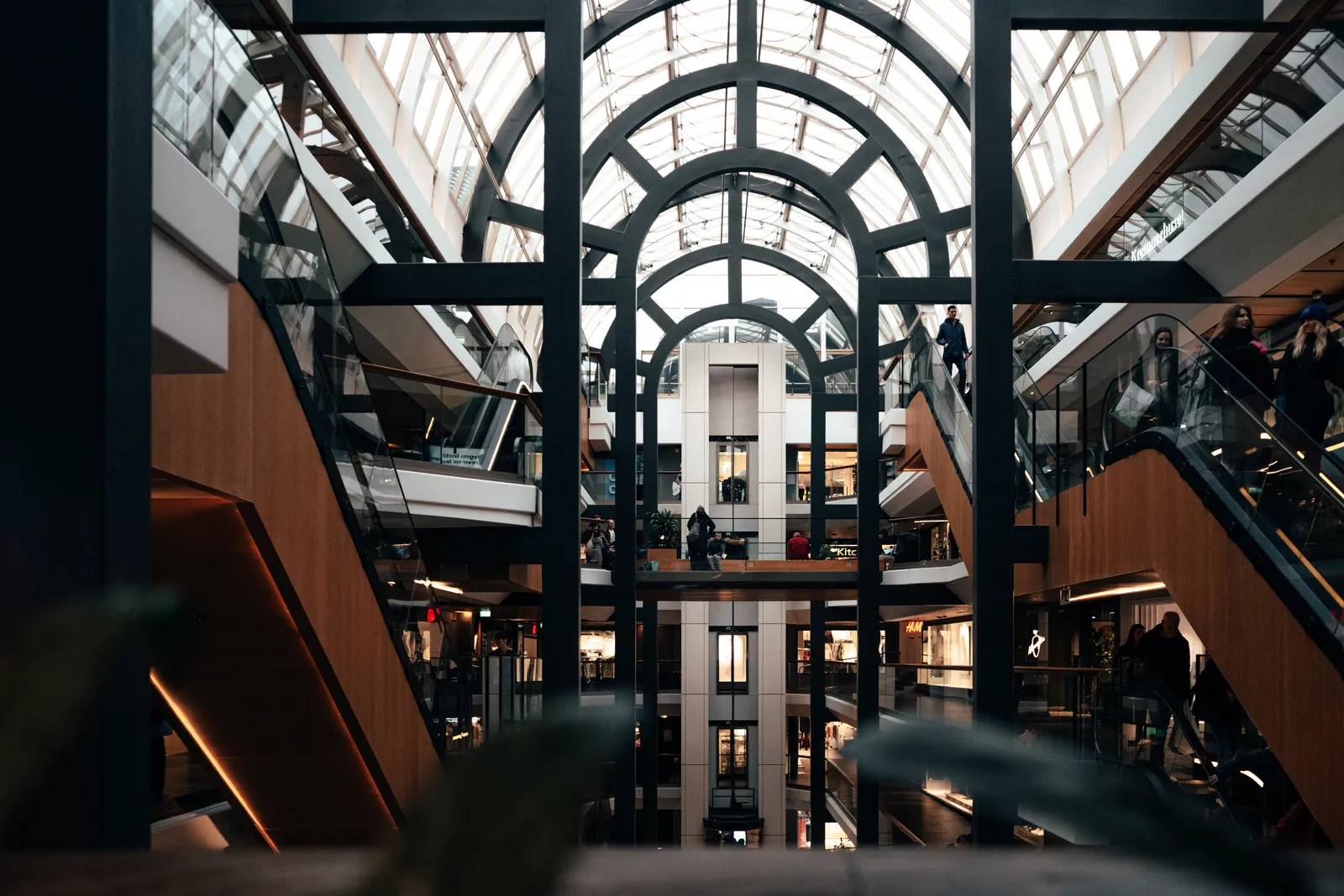 l’atrium sous verrière d’une galerie marchande du centre de Bergen, en février