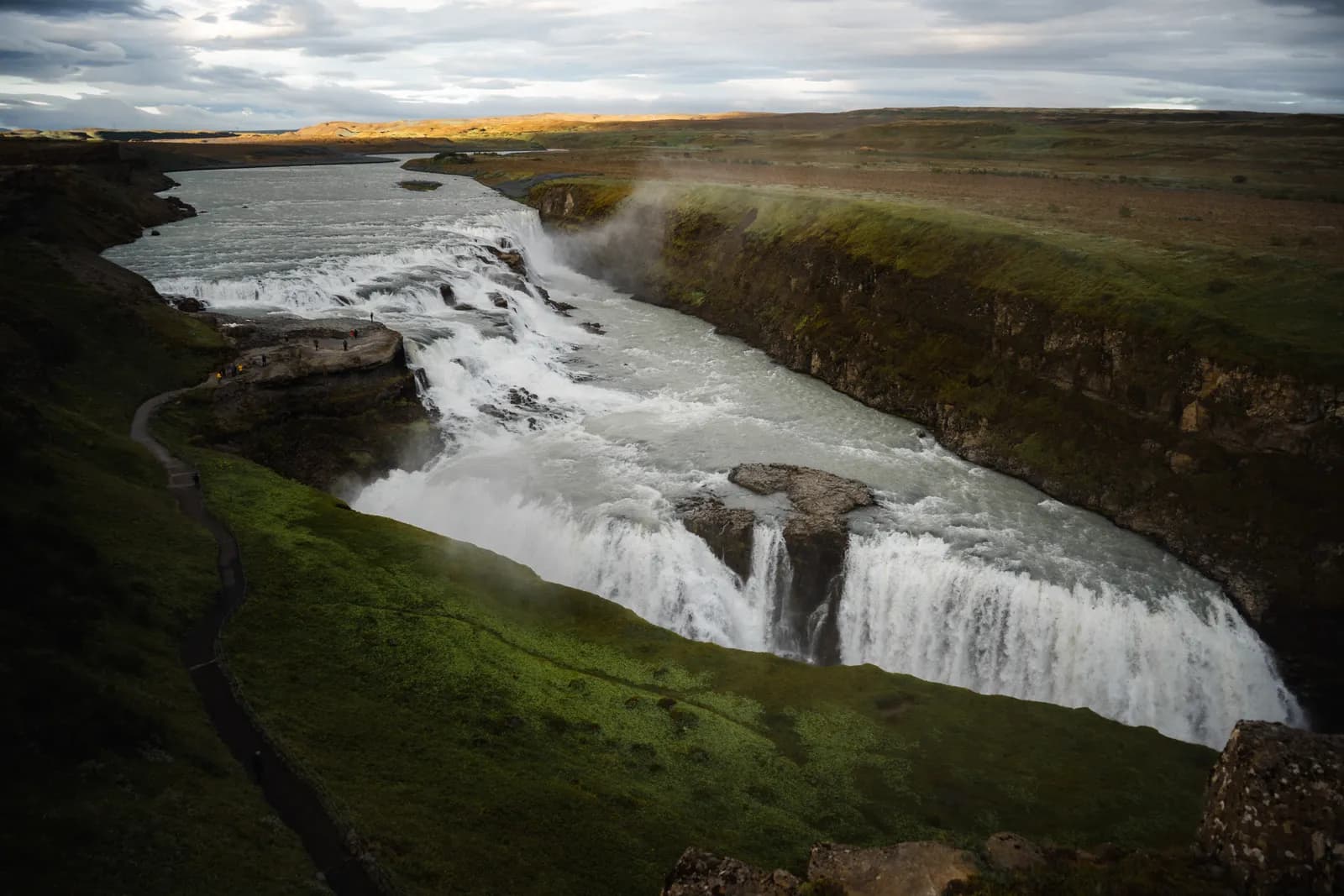la cascade de Gullfoss vers minuit, le 15 juillet 2023, sous la lumière du soleil de minuit