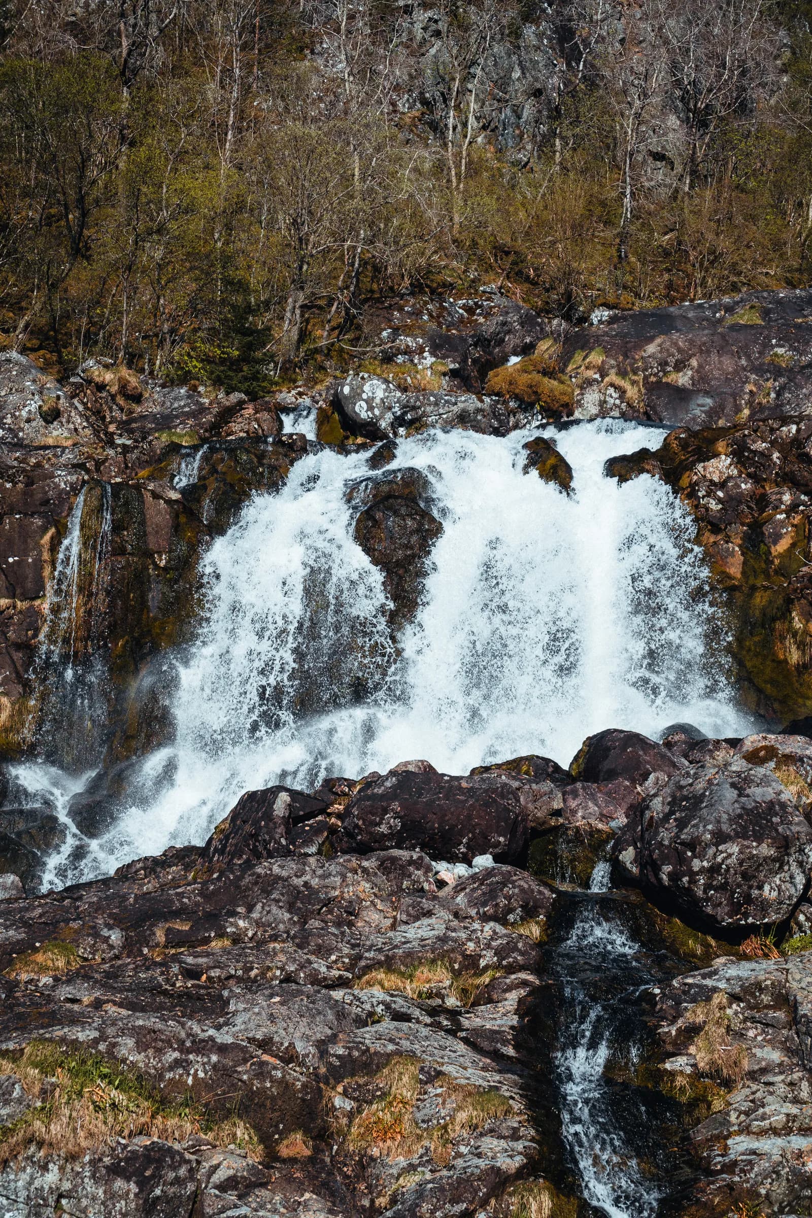 Cascade gonflée par la fonte des neiges près de Rosendal, début mai 2023